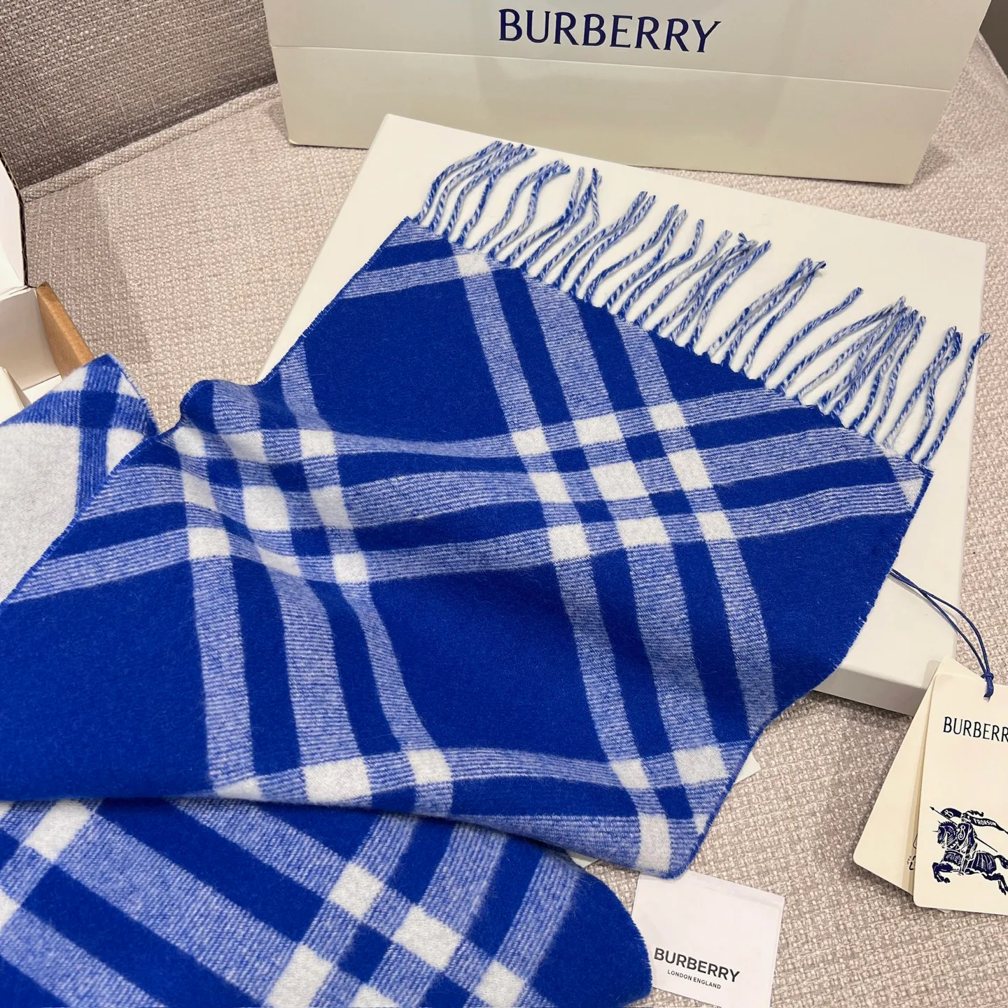 Шарфы Burberry 17945519
