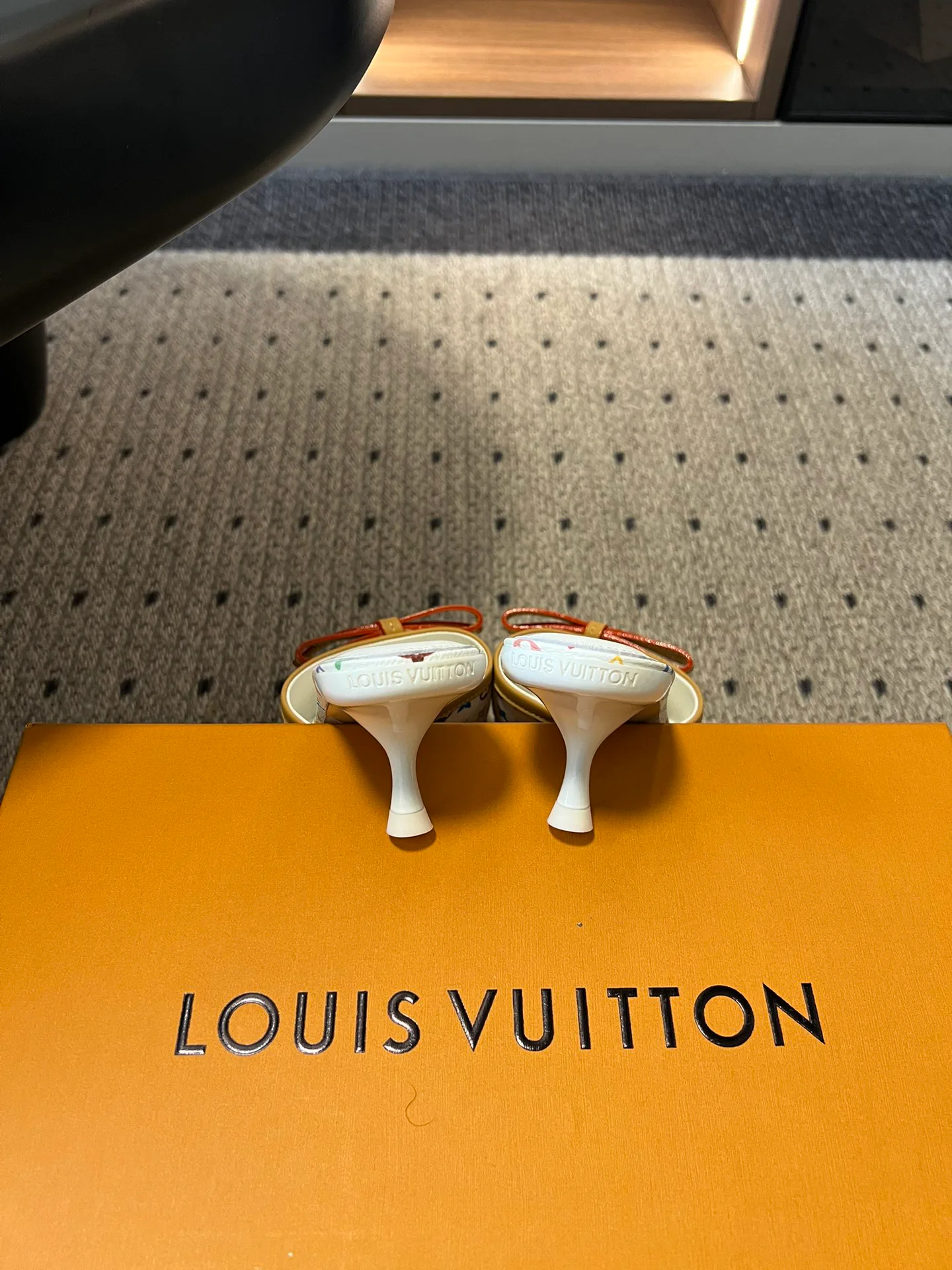 Босоножки Женские Louis Vuitton 12713406