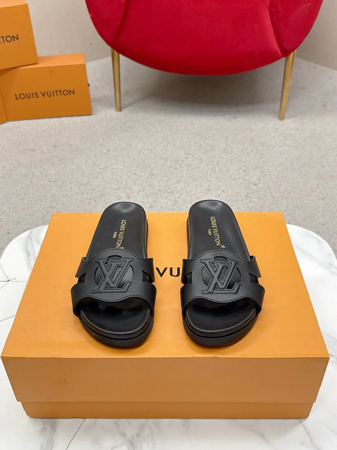 Шлепанцы Женские Louis Vuitton 18235706