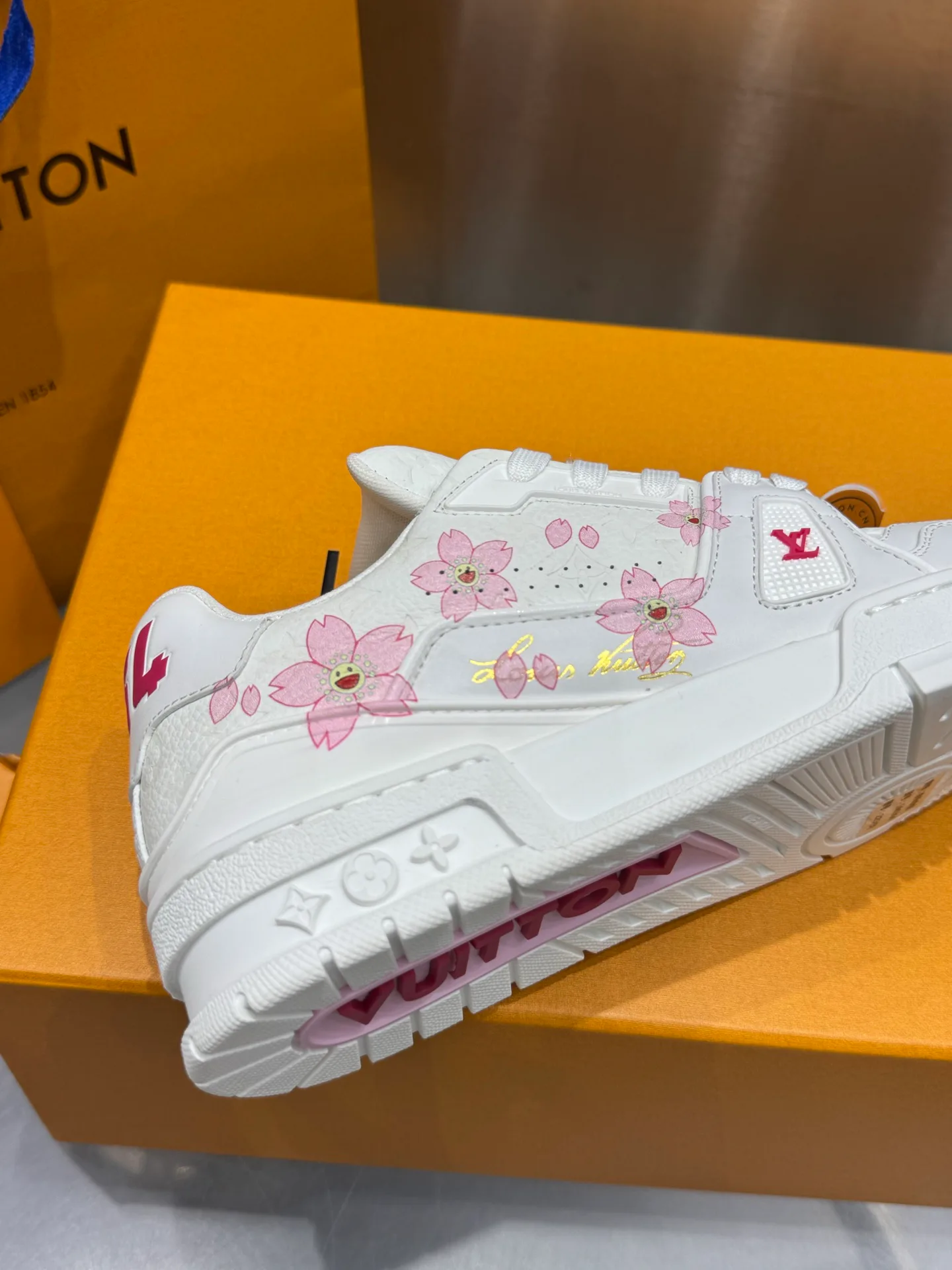 Кроссовки Женские Louis Vuitton 19073336