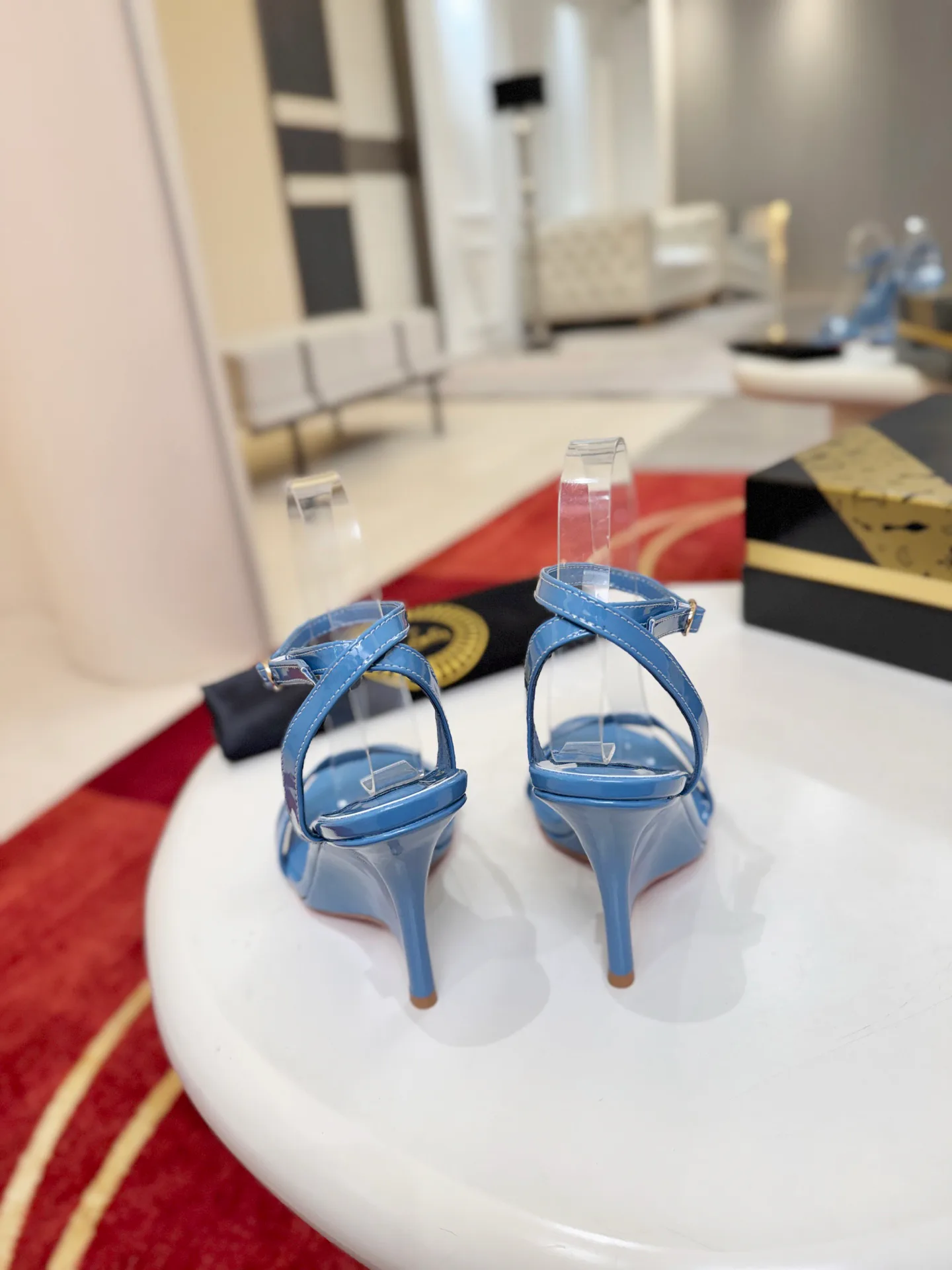 Босоножки Женские Christian Louboutin 18549164