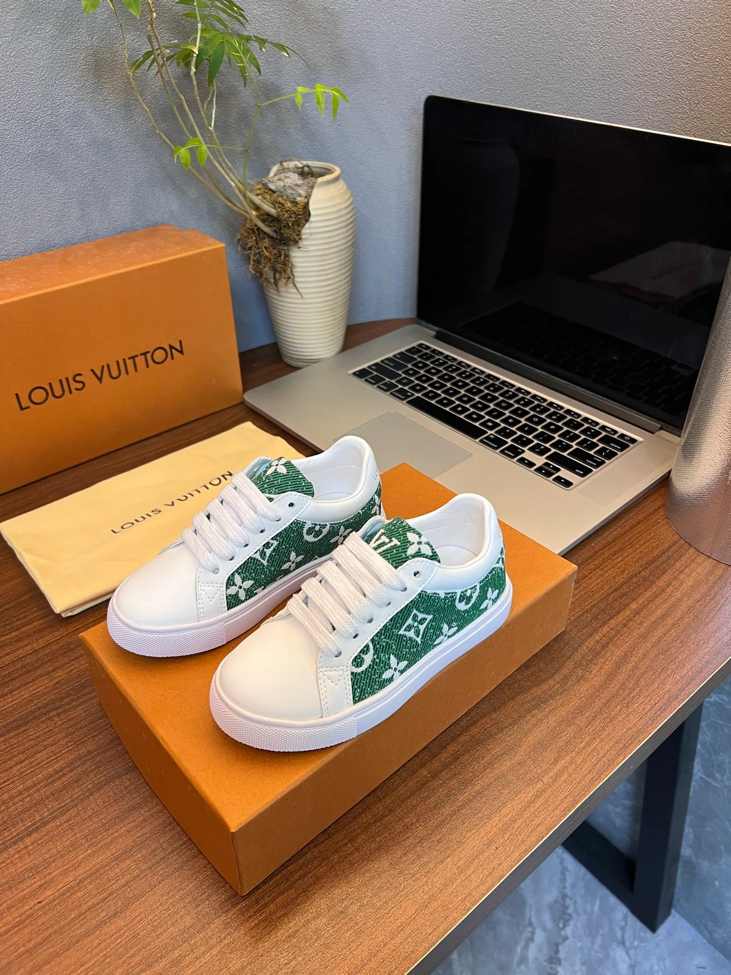 Кроссовки Женские Louis Vuitton 18077539
