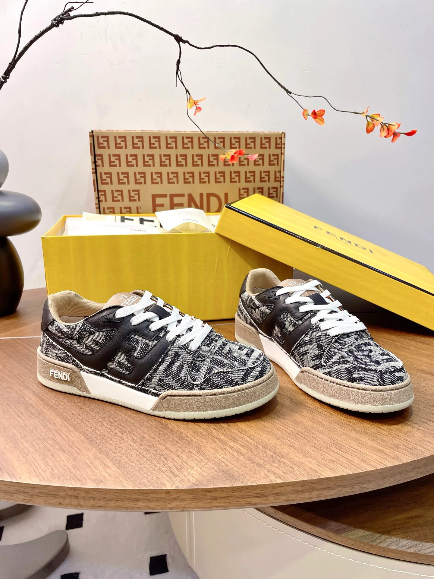 Кроссовки Женские Fendi 17957355