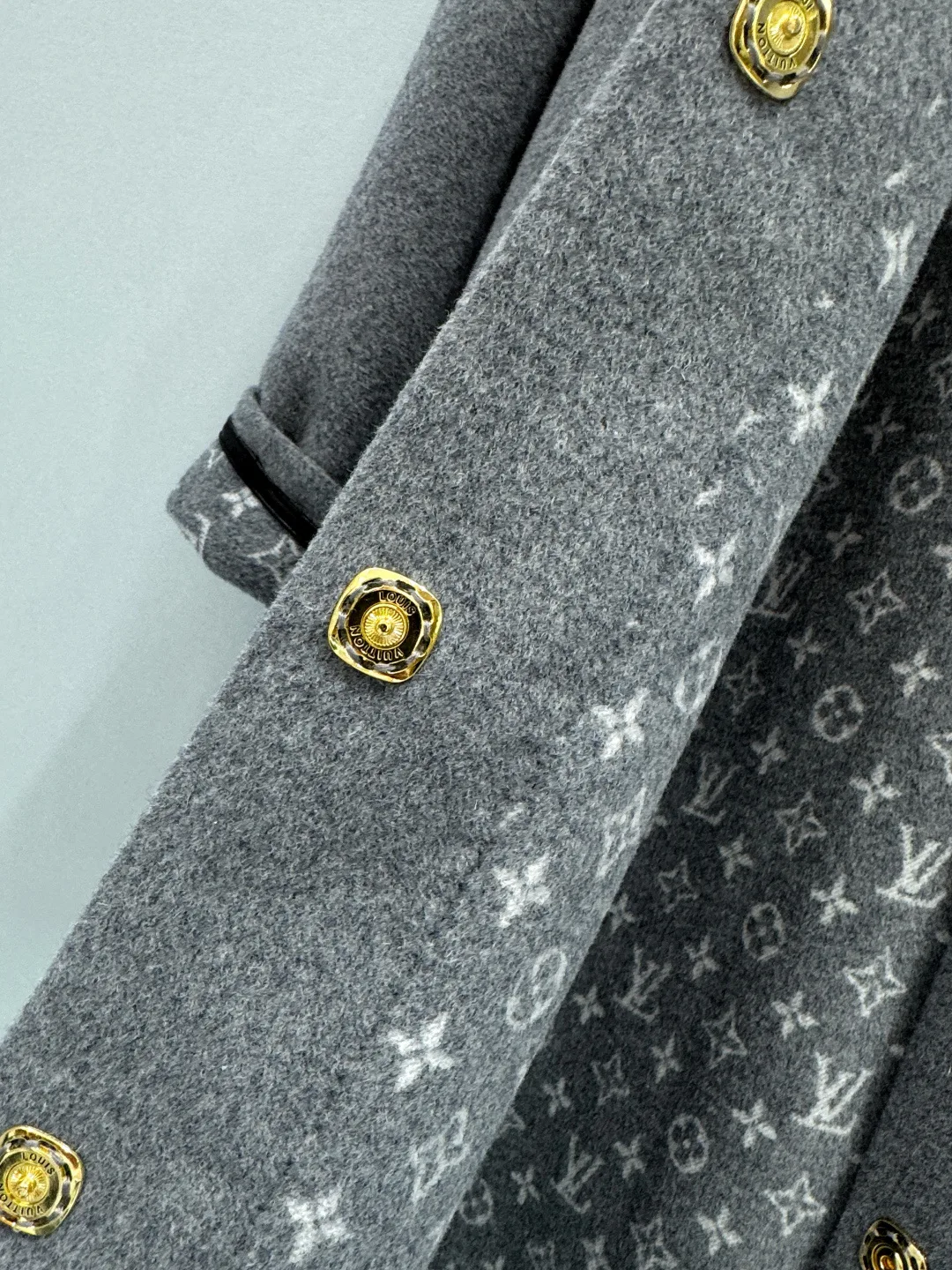Пальто Женские Louis Vuitton 19120883