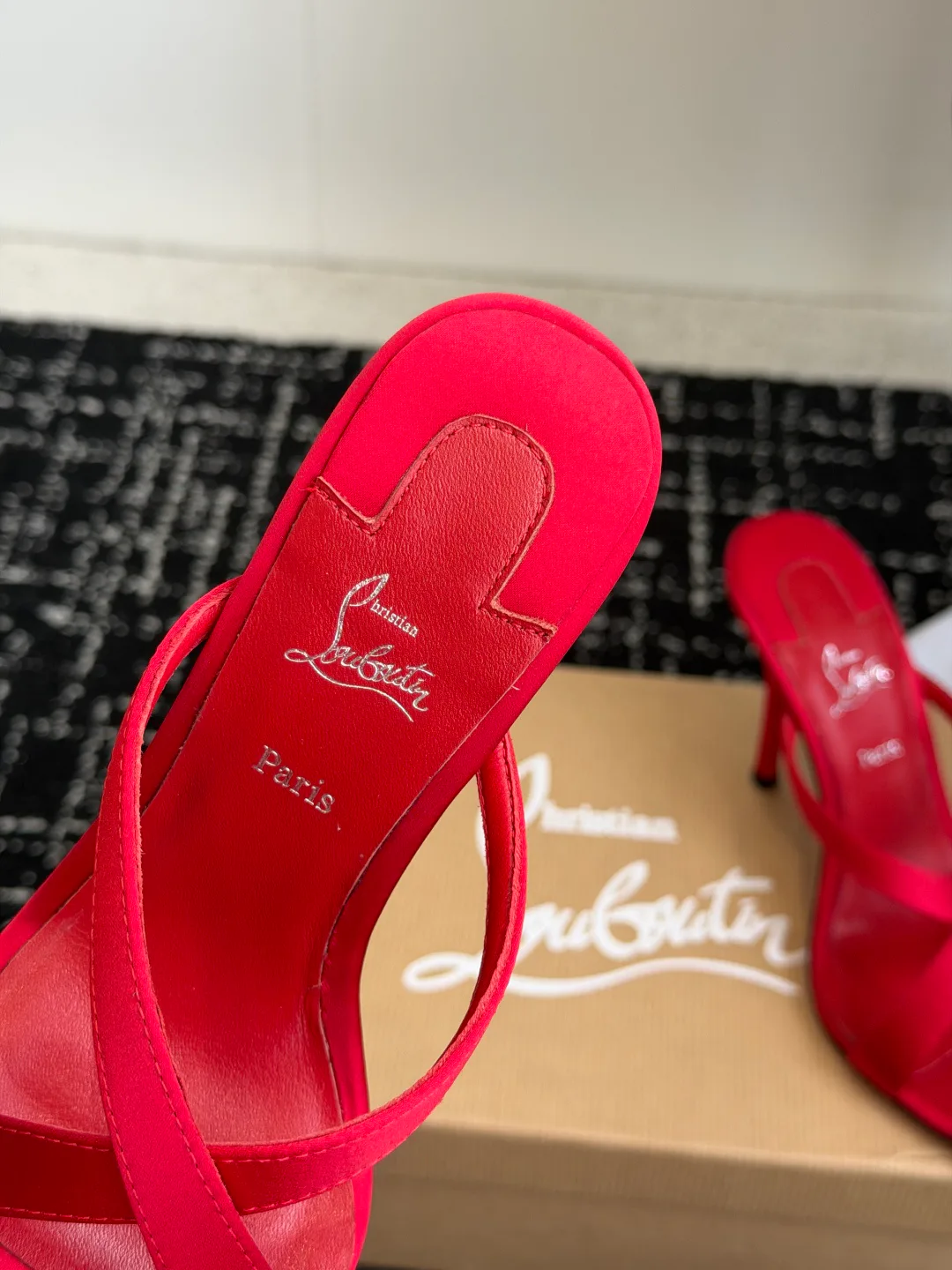 Босоножки Женские Christian Louboutin 17936545