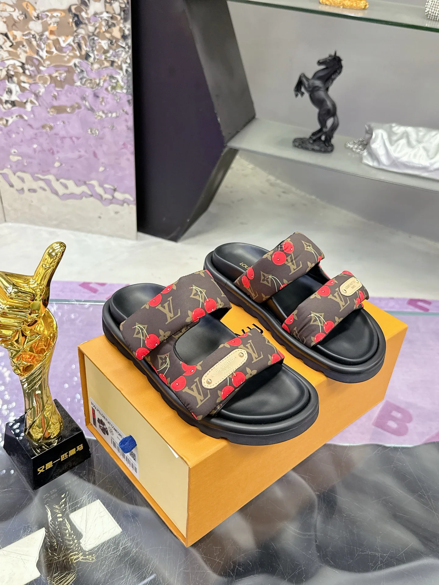 Шлепанцы Женские Louis Vuitton 17530461