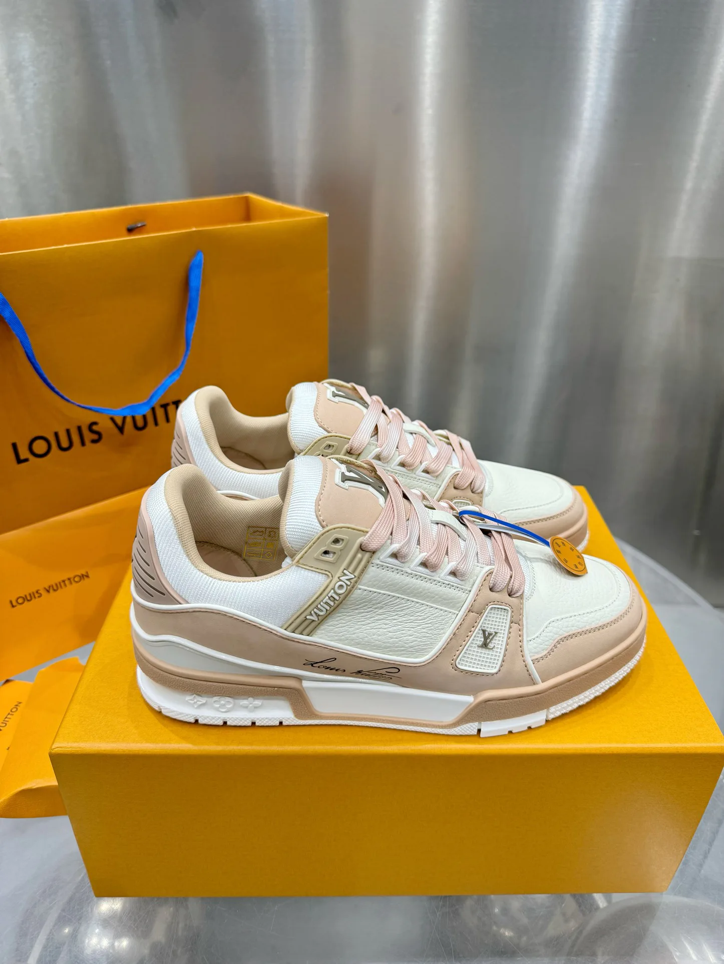 Кроссовки Женские Louis Vuitton 19073367
