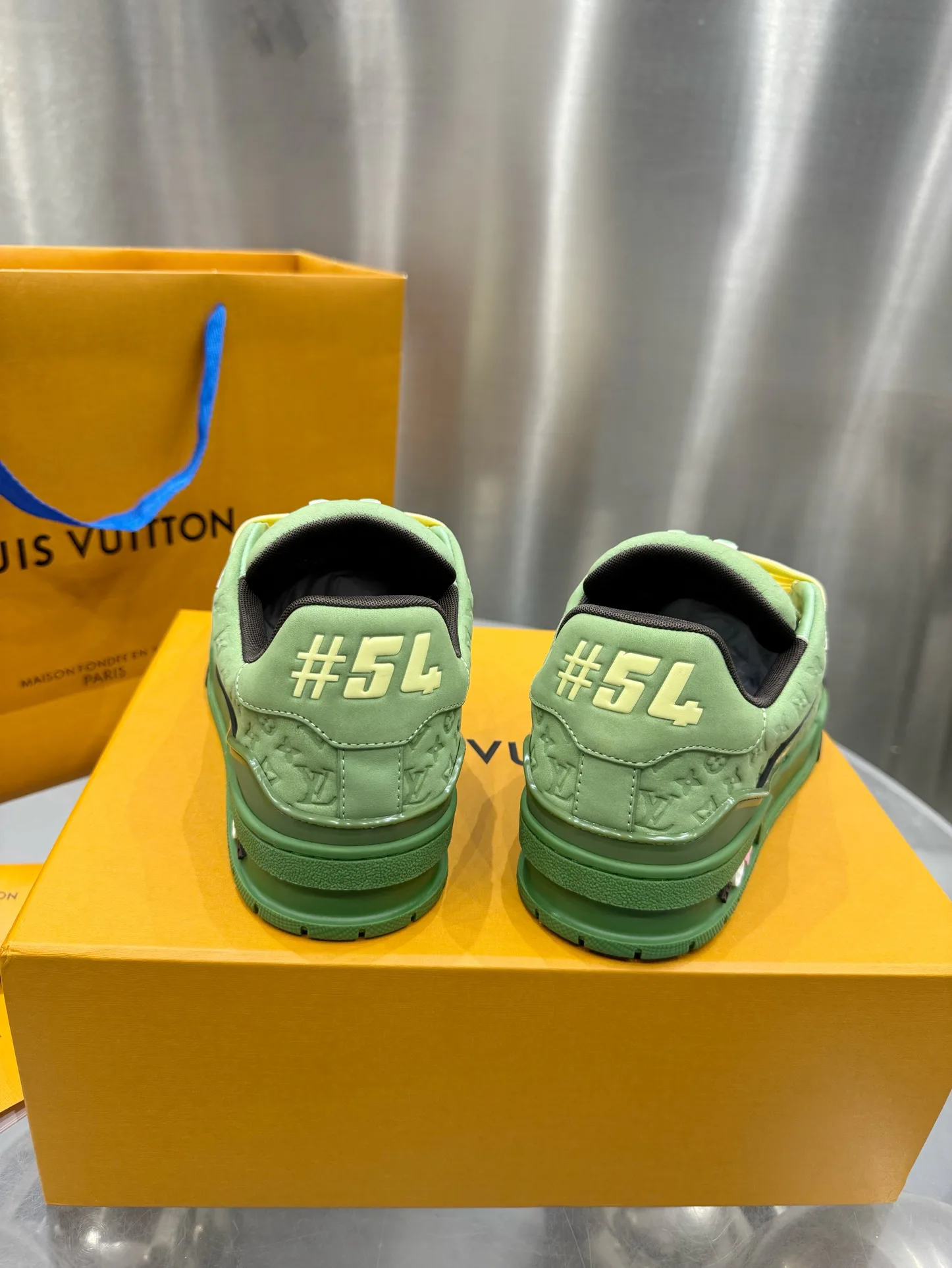 Кроссовки Женские Louis Vuitton 19073374