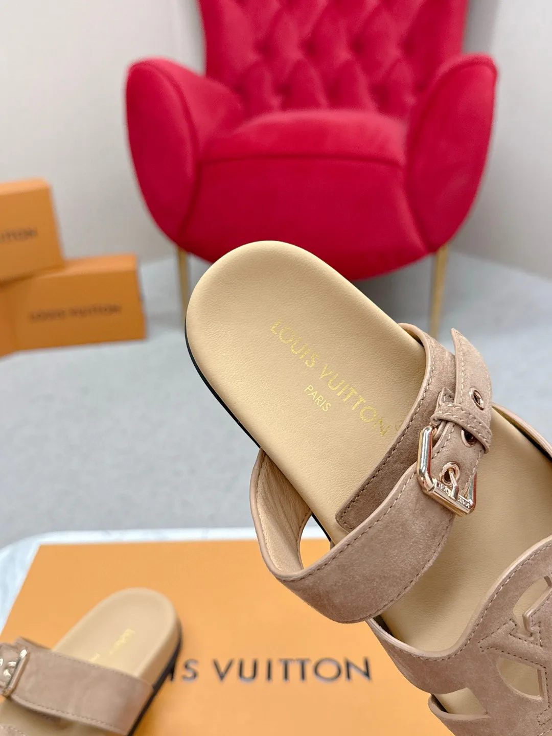 Шлепанцы Женские Louis Vuitton 18235700