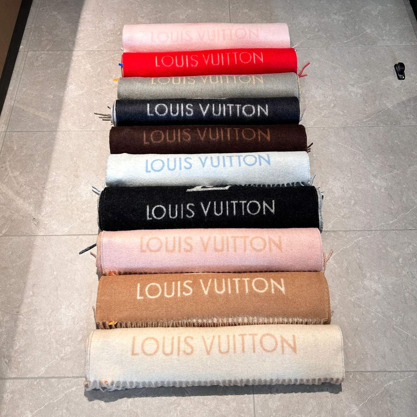 Шарфы Louis Vuitton 18507447