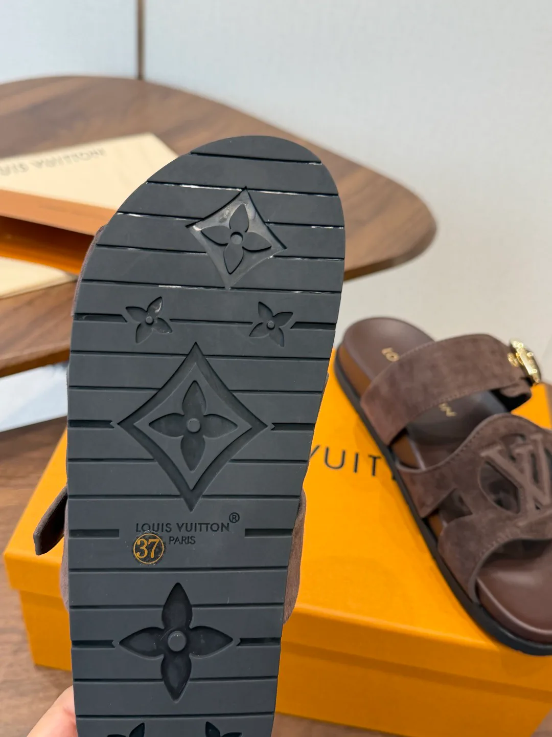 Шлепанцы Женские Louis Vuitton 18687522
