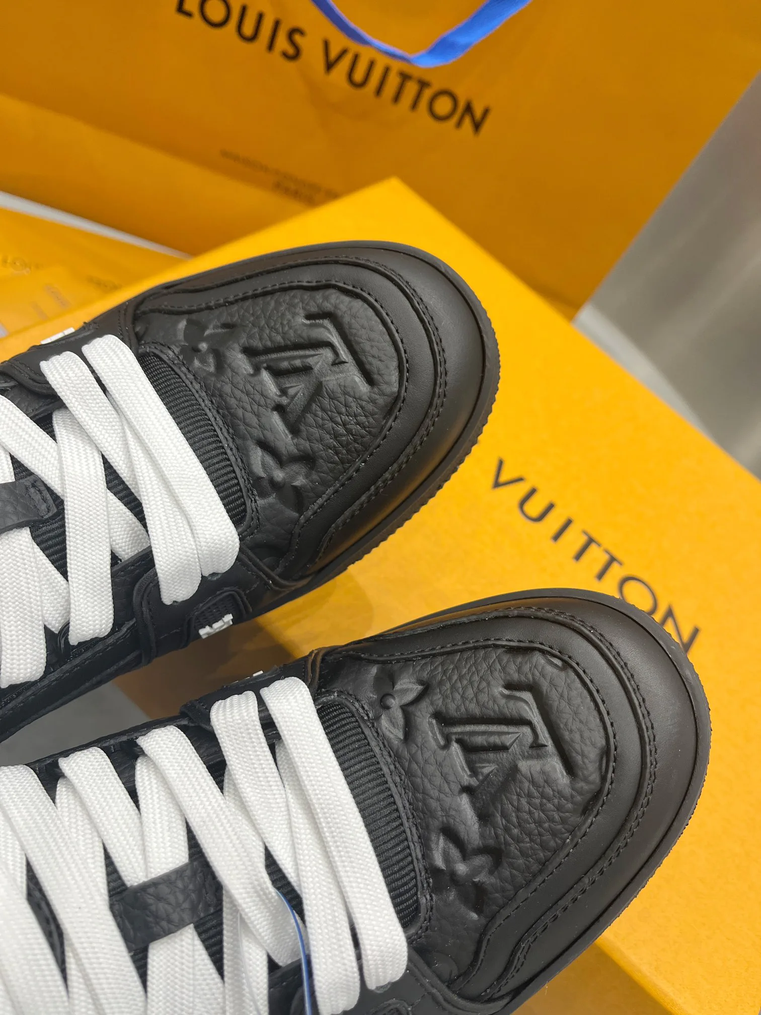 Кроссовки Женские Louis Vuitton 19073376