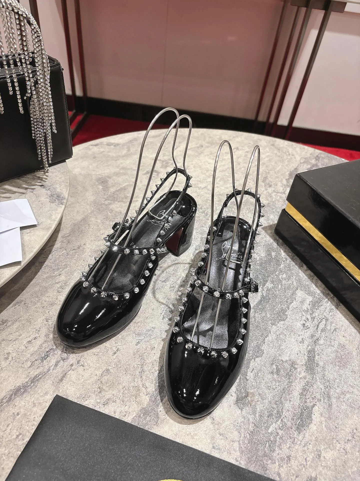 Туфли Женские Christian Louboutin 16831028