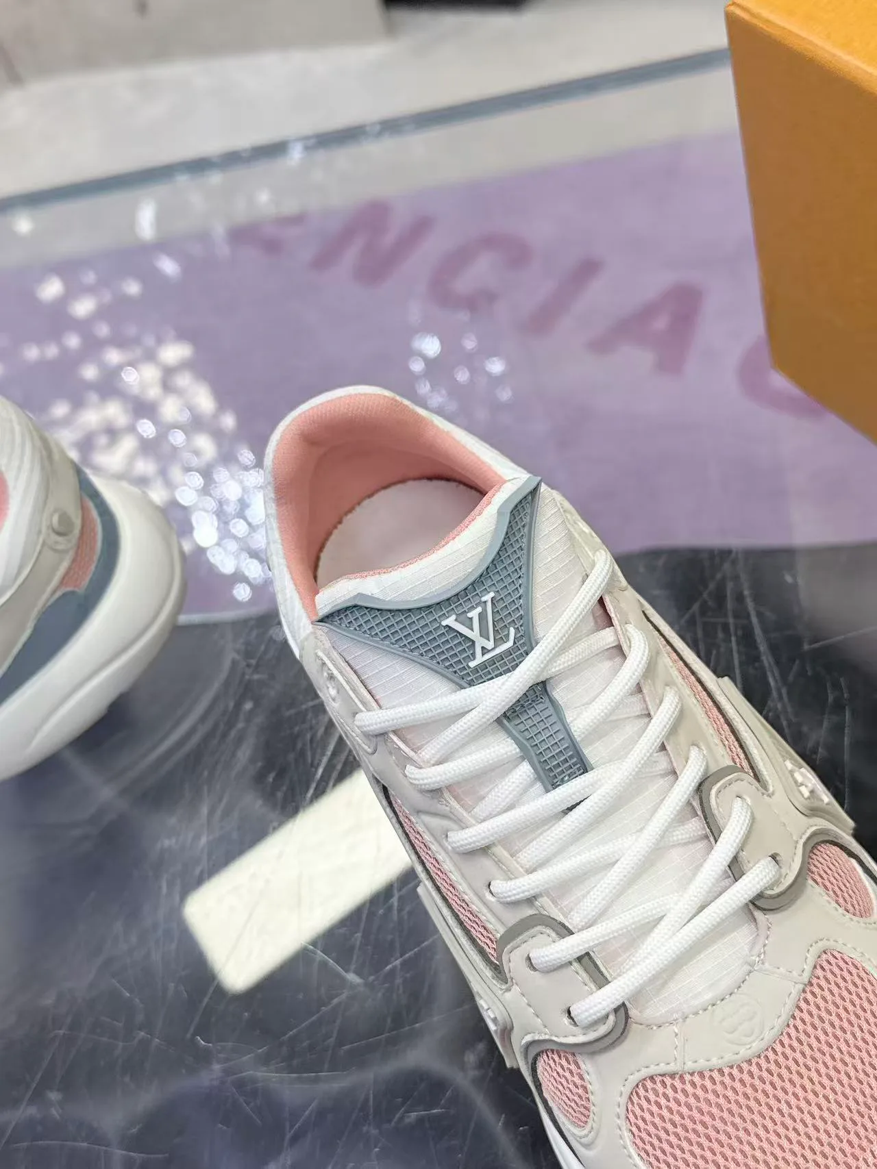 Кроссовки Женские Louis Vuitton 17530426