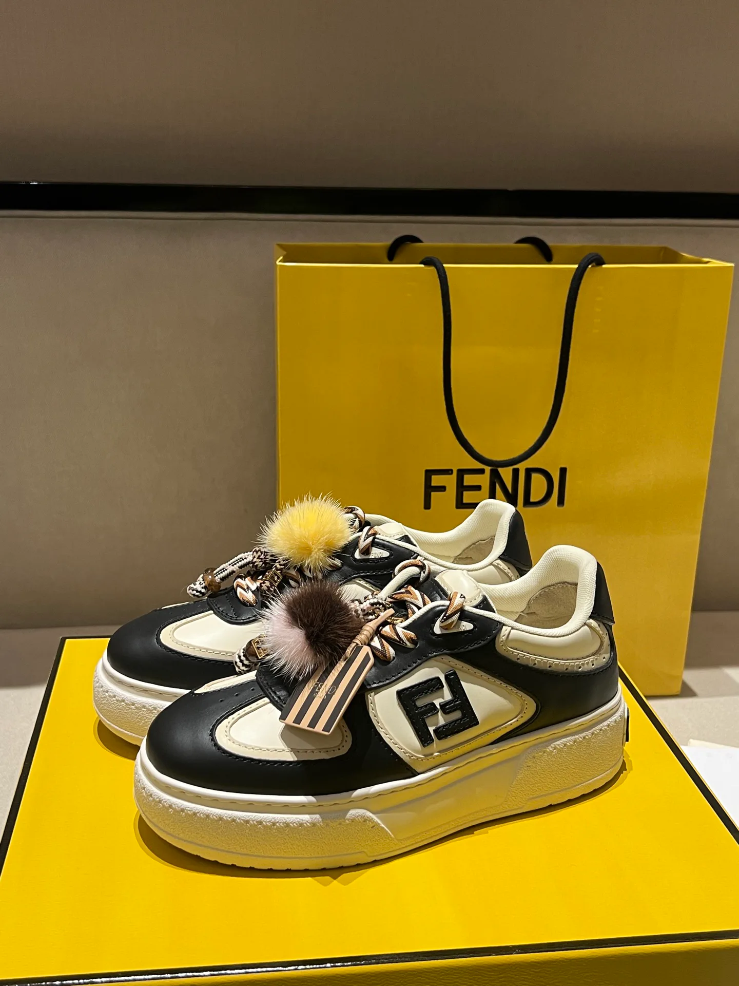Кроссовки Женские Fendi 18020700