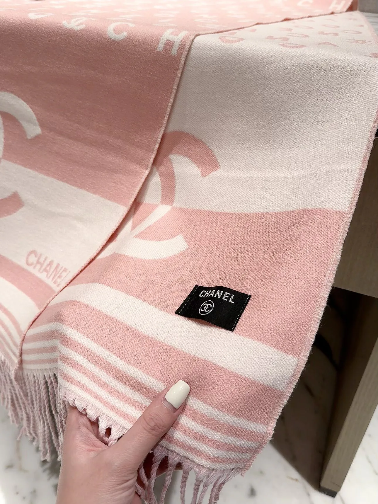 Шарфы Chanel 18377560
