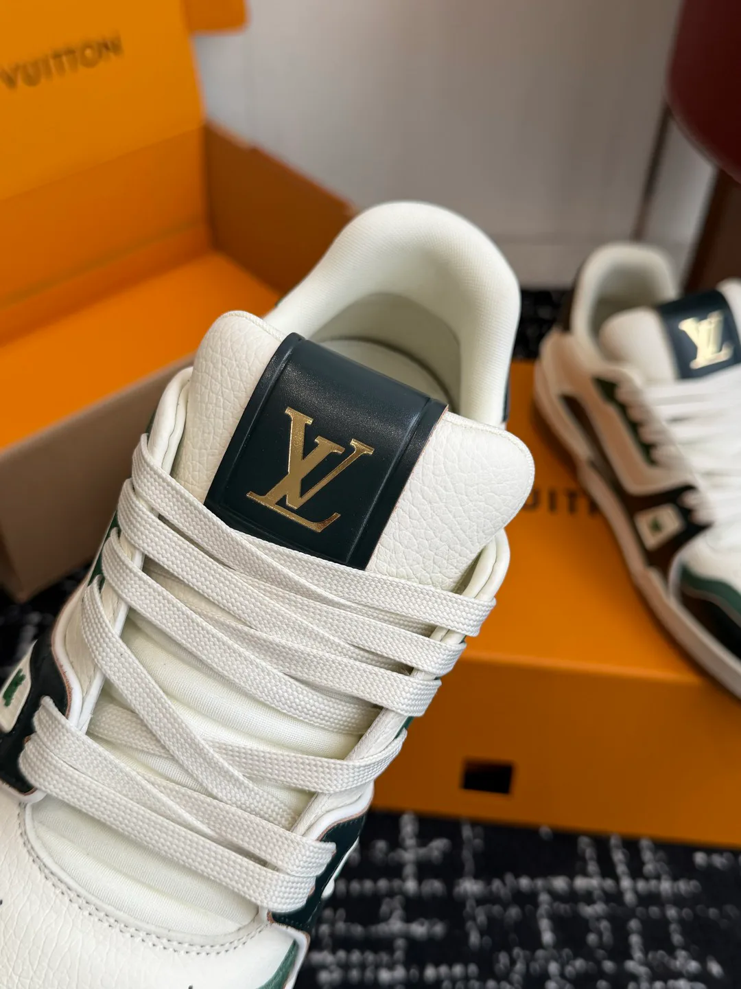 Кроссовки Женские Louis Vuitton 14180650