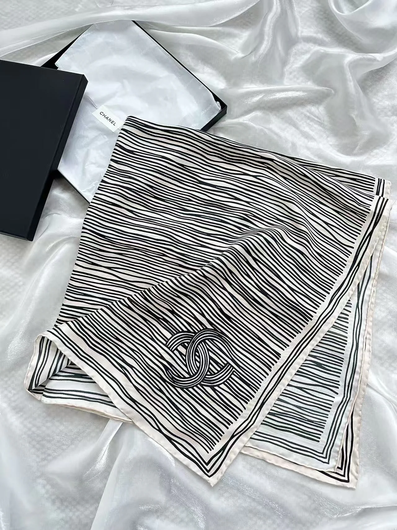 Платки Chanel 18329411