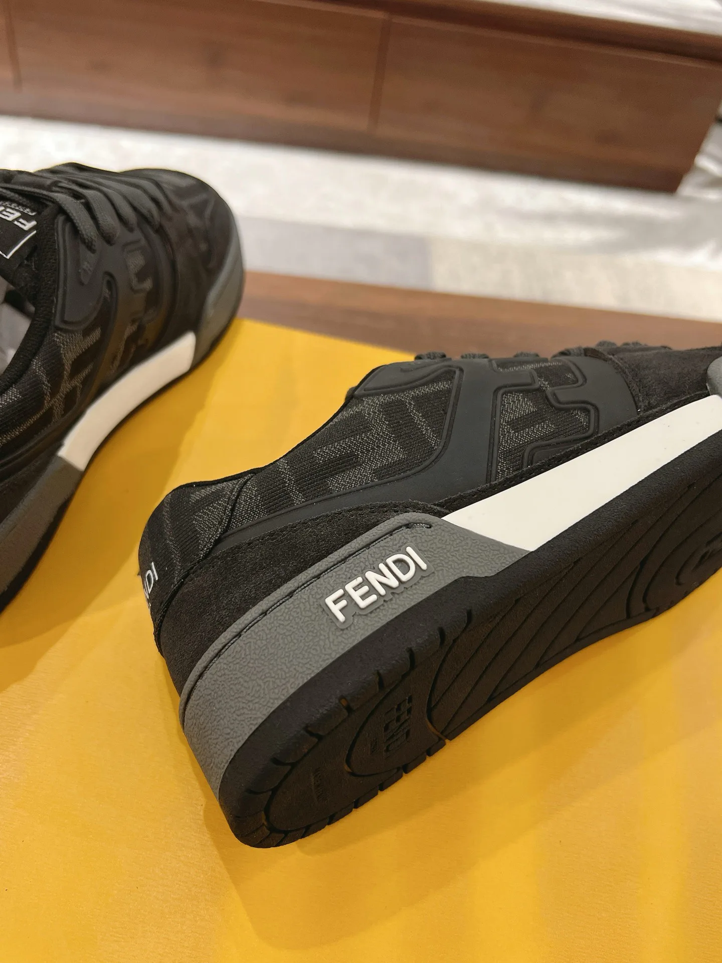 Кроссовки Женские Fendi 18219608