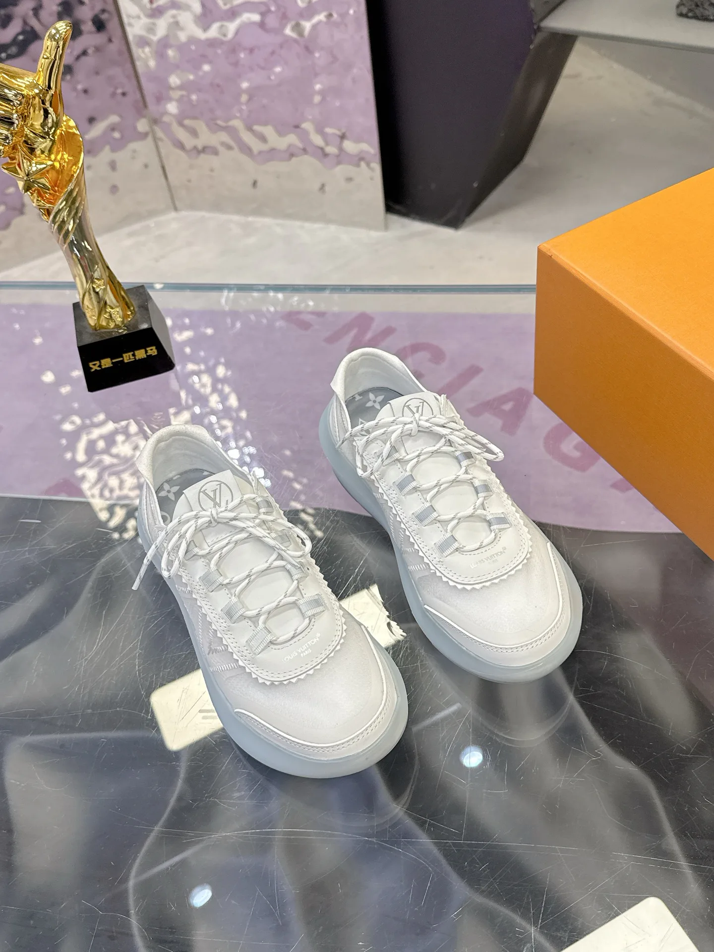 Кроссовки Женские Louis Vuitton 17368529