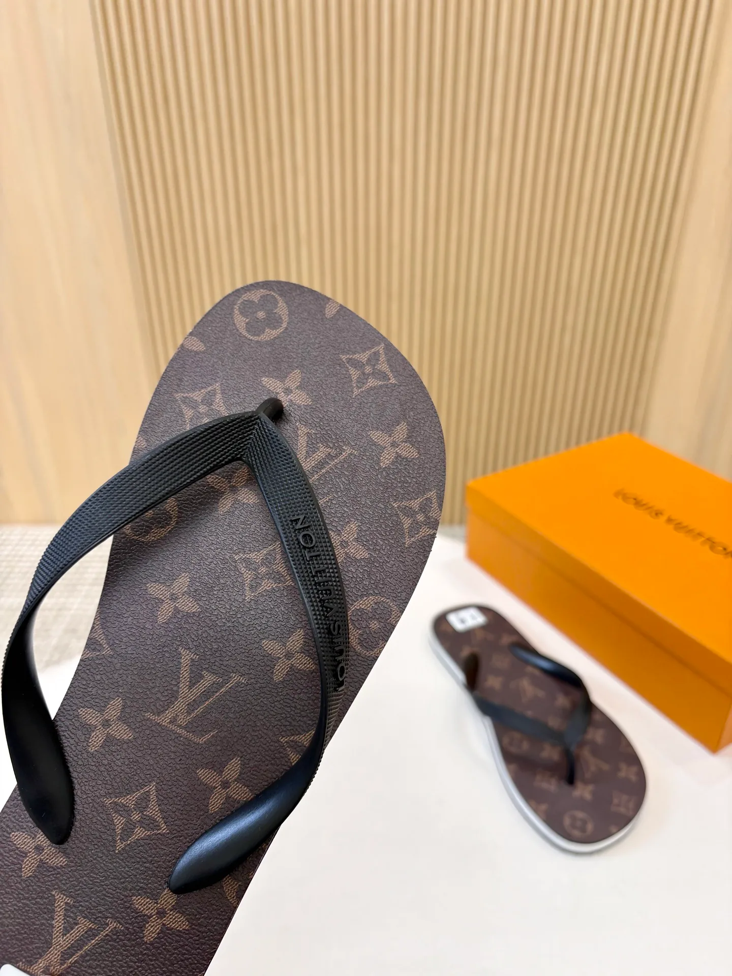 Шлепанцы Женские Louis Vuitton 18025534