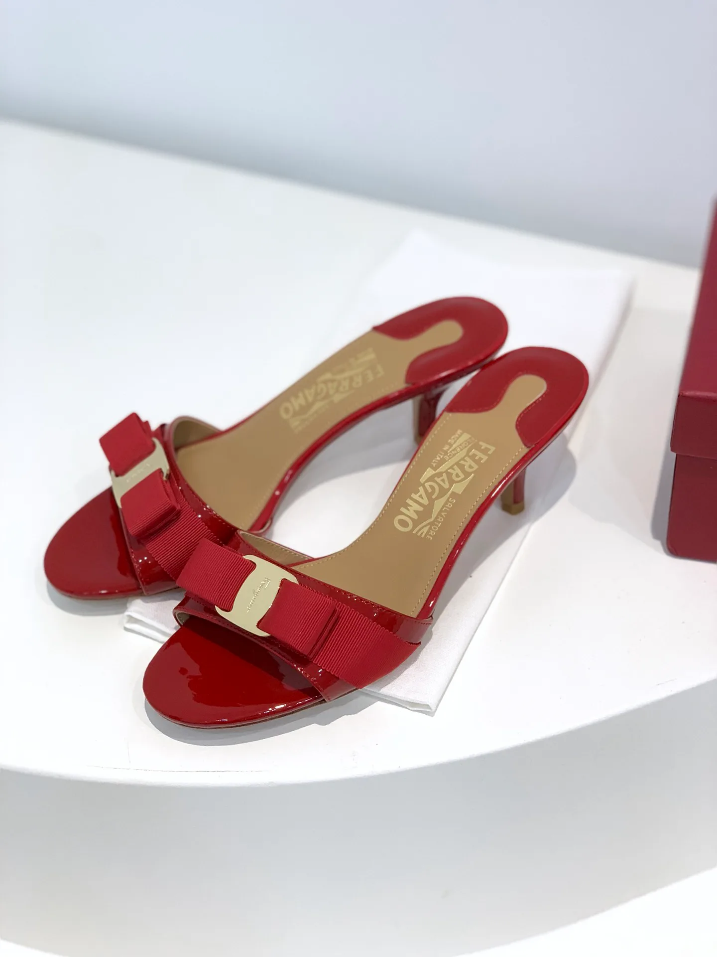 Босоножки Женские Salvatore Ferragamo 17642541