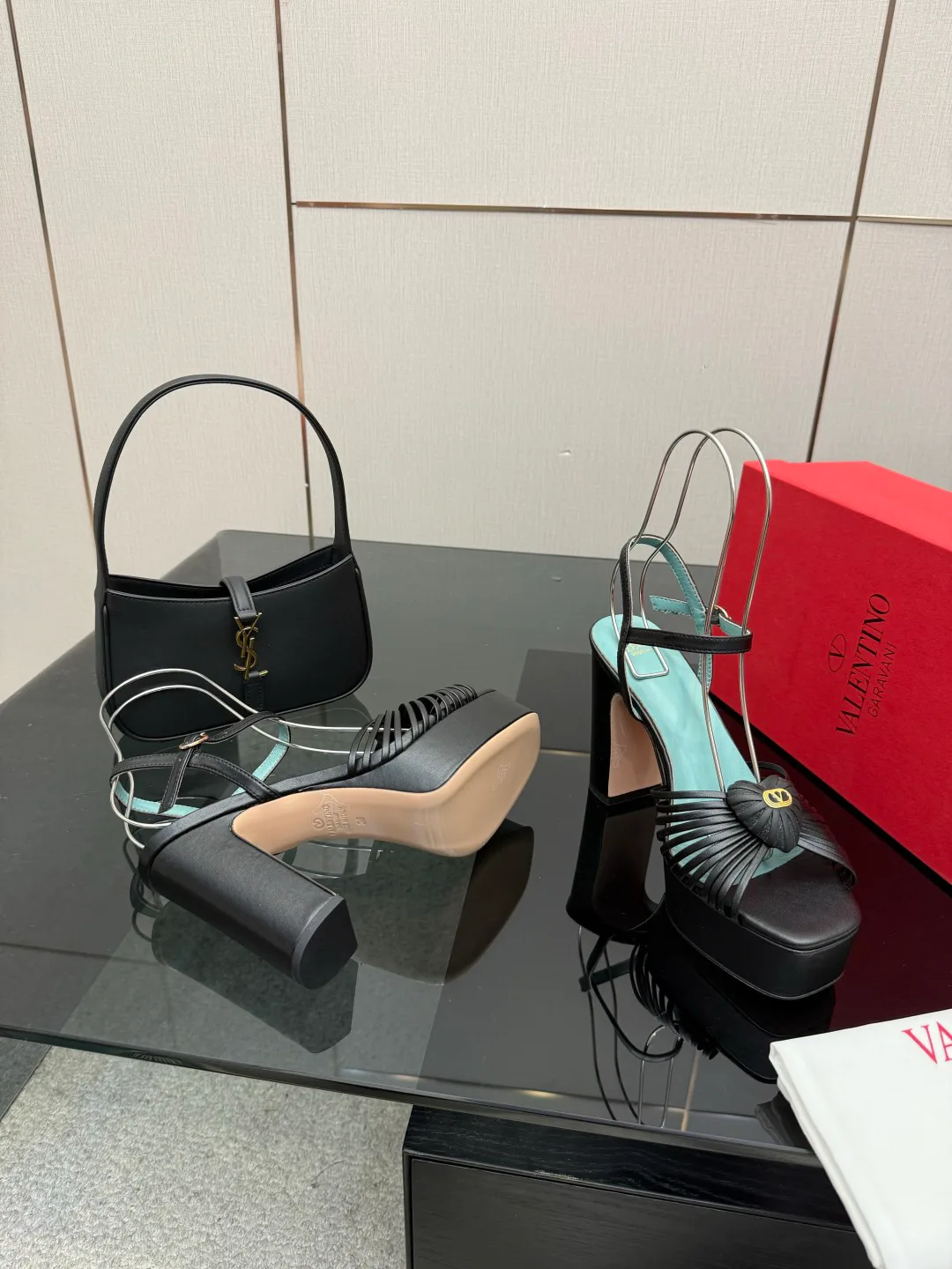 Босоножки Женские Valentino 5052050