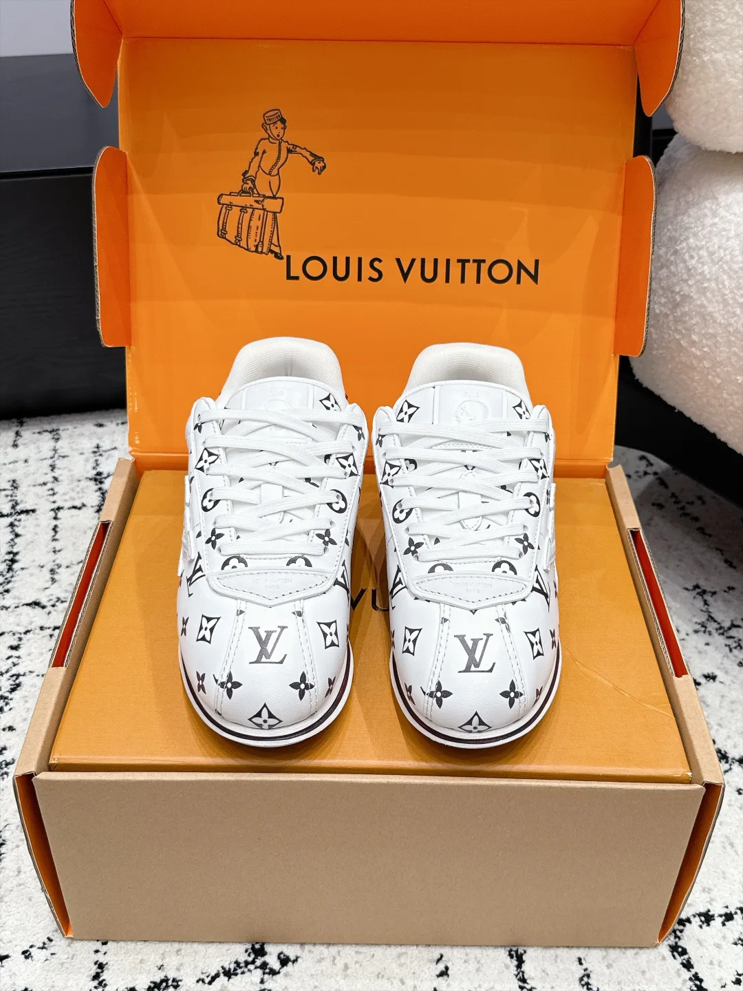 Кроссовки Женские Louis Vuitton 18406474