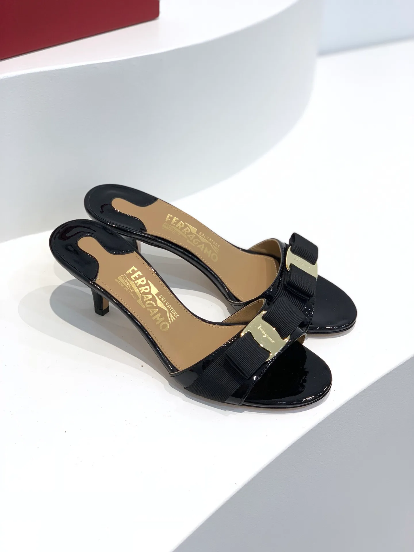 Босоножки Женские Salvatore Ferragamo 17642543