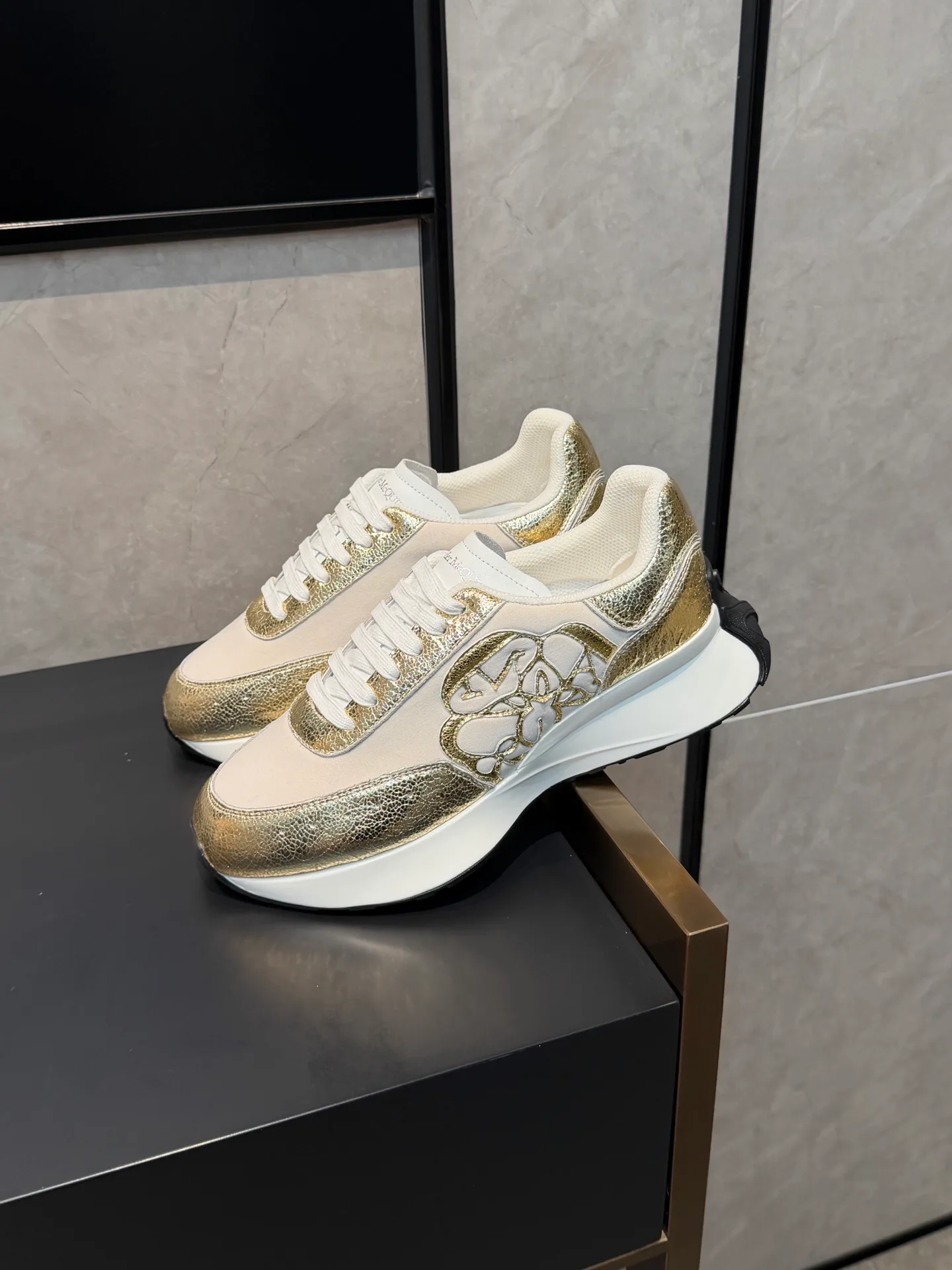 Кроссовки Женские Alexander Mcqueen 18891469