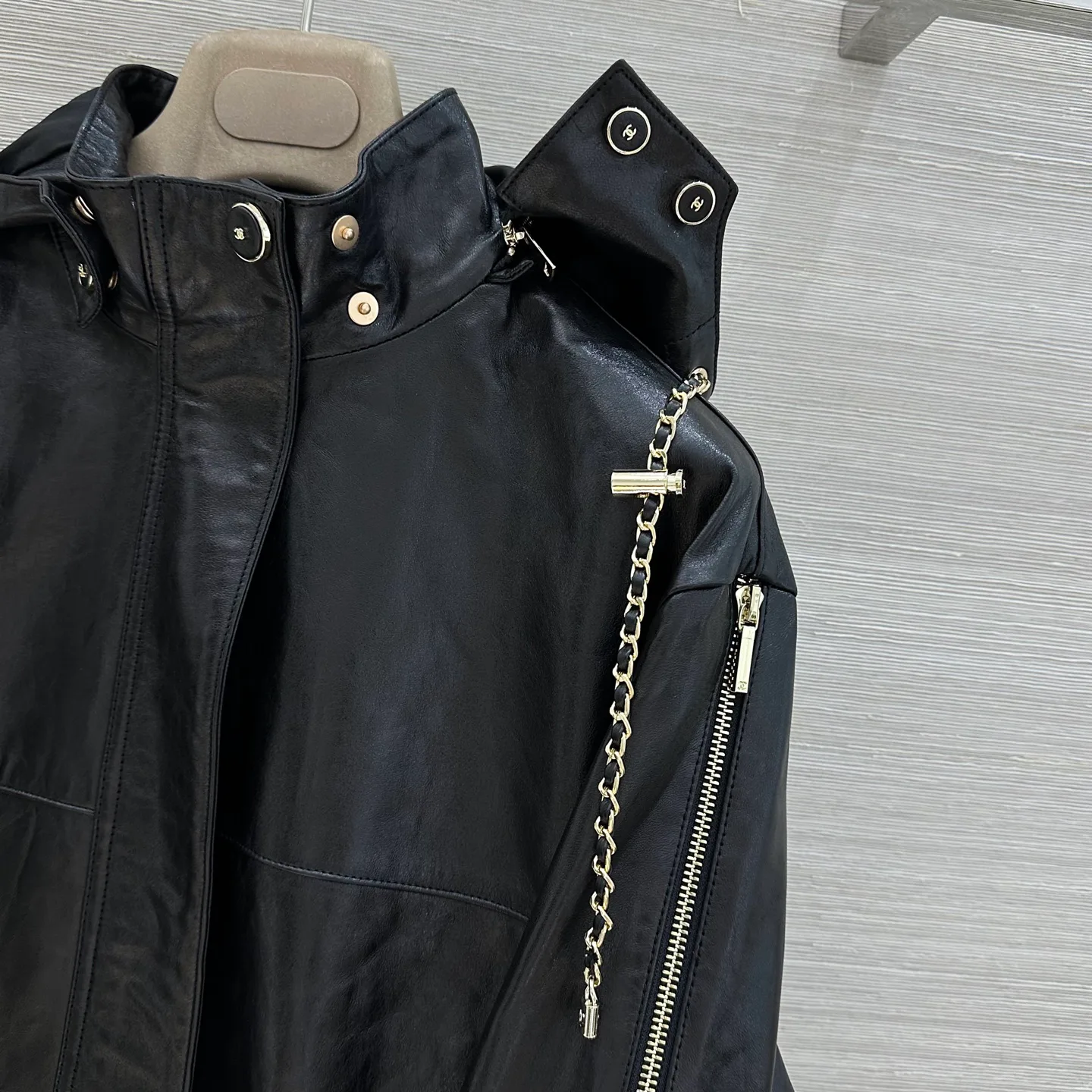 Кожаные Куртки И Дублёнки Женские Chanel 18173018