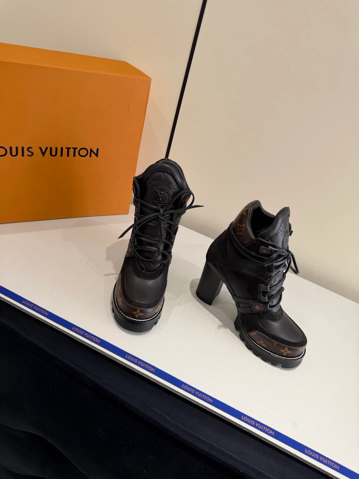 Ботинки Женские Louis Vuitton 19563676