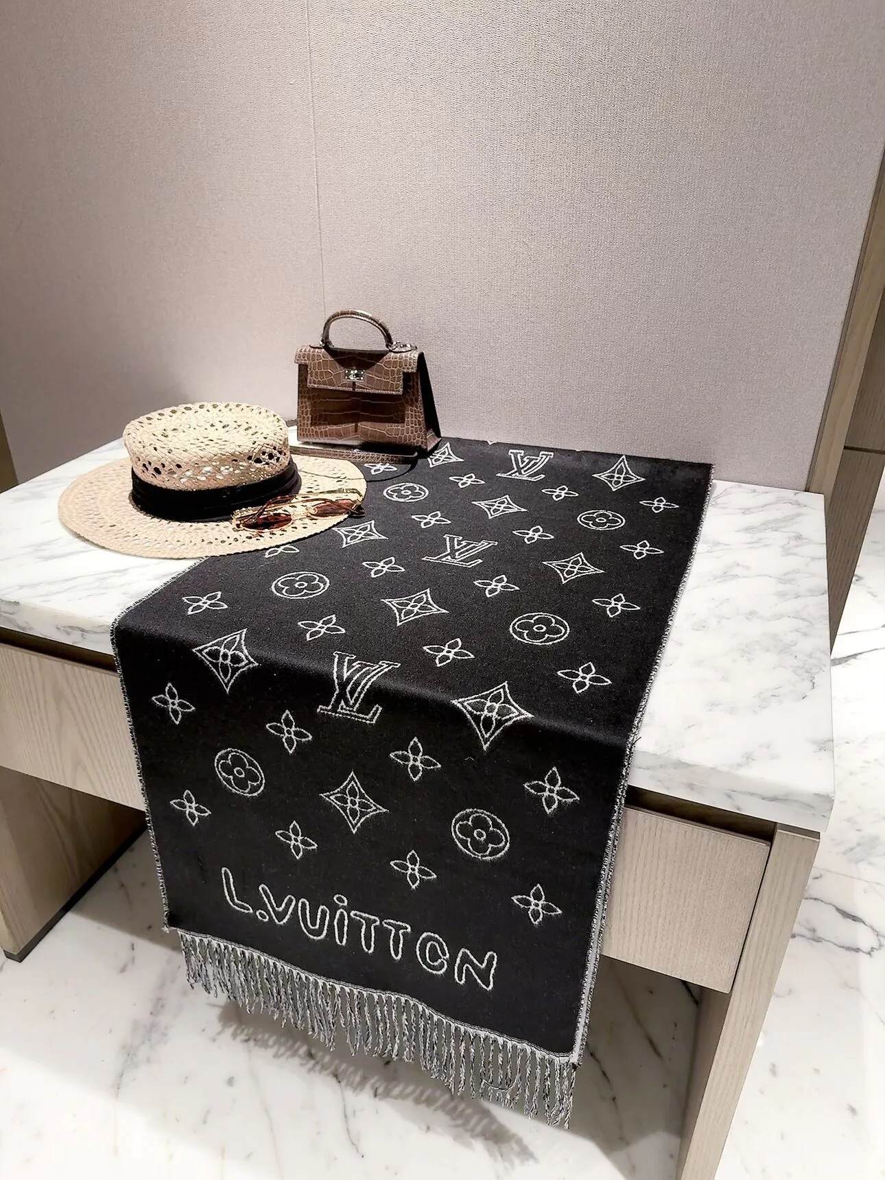 Шарфы Louis Vuitton 18377556
