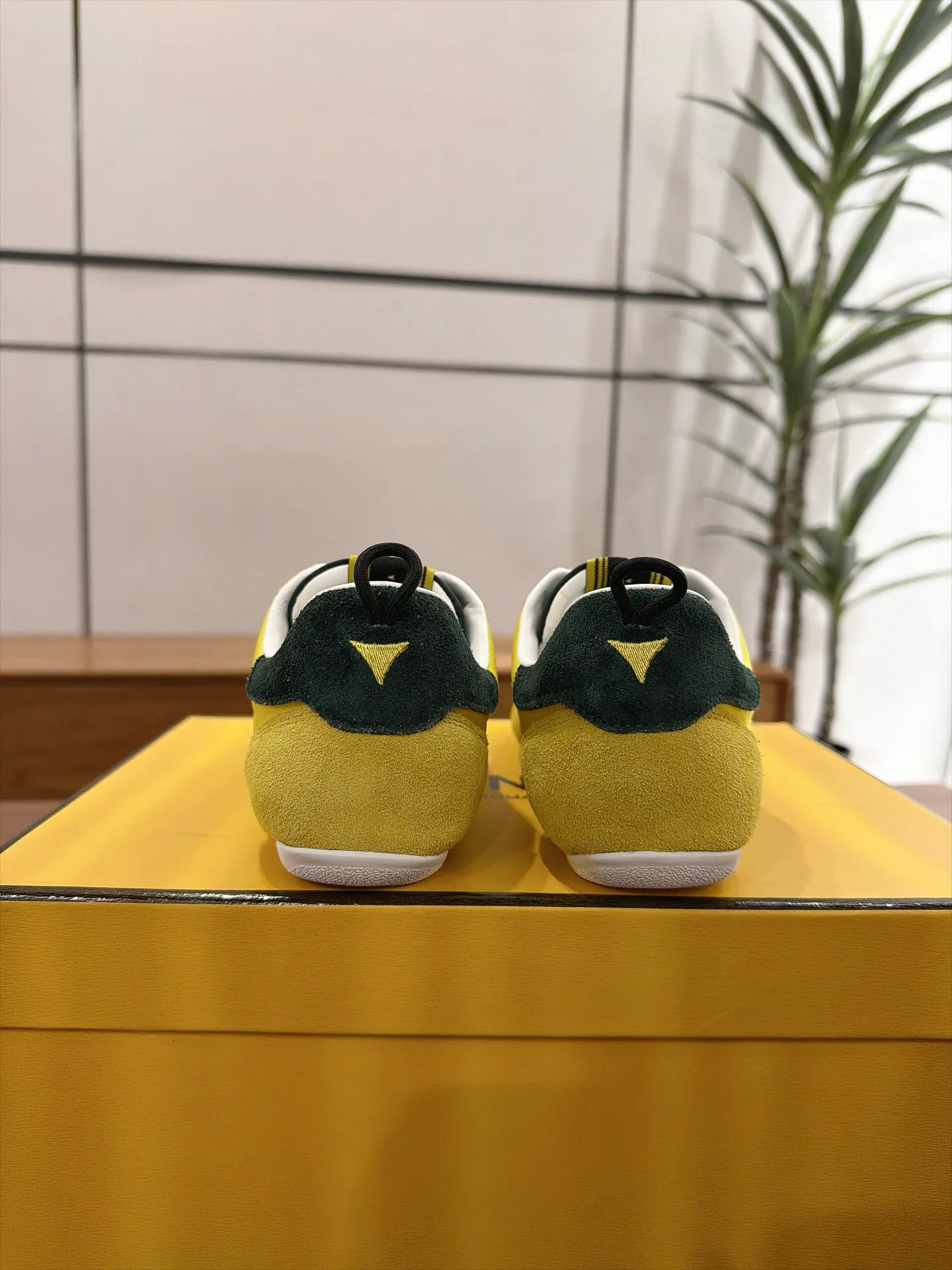 Кроссовки Женские Fendi 18373647