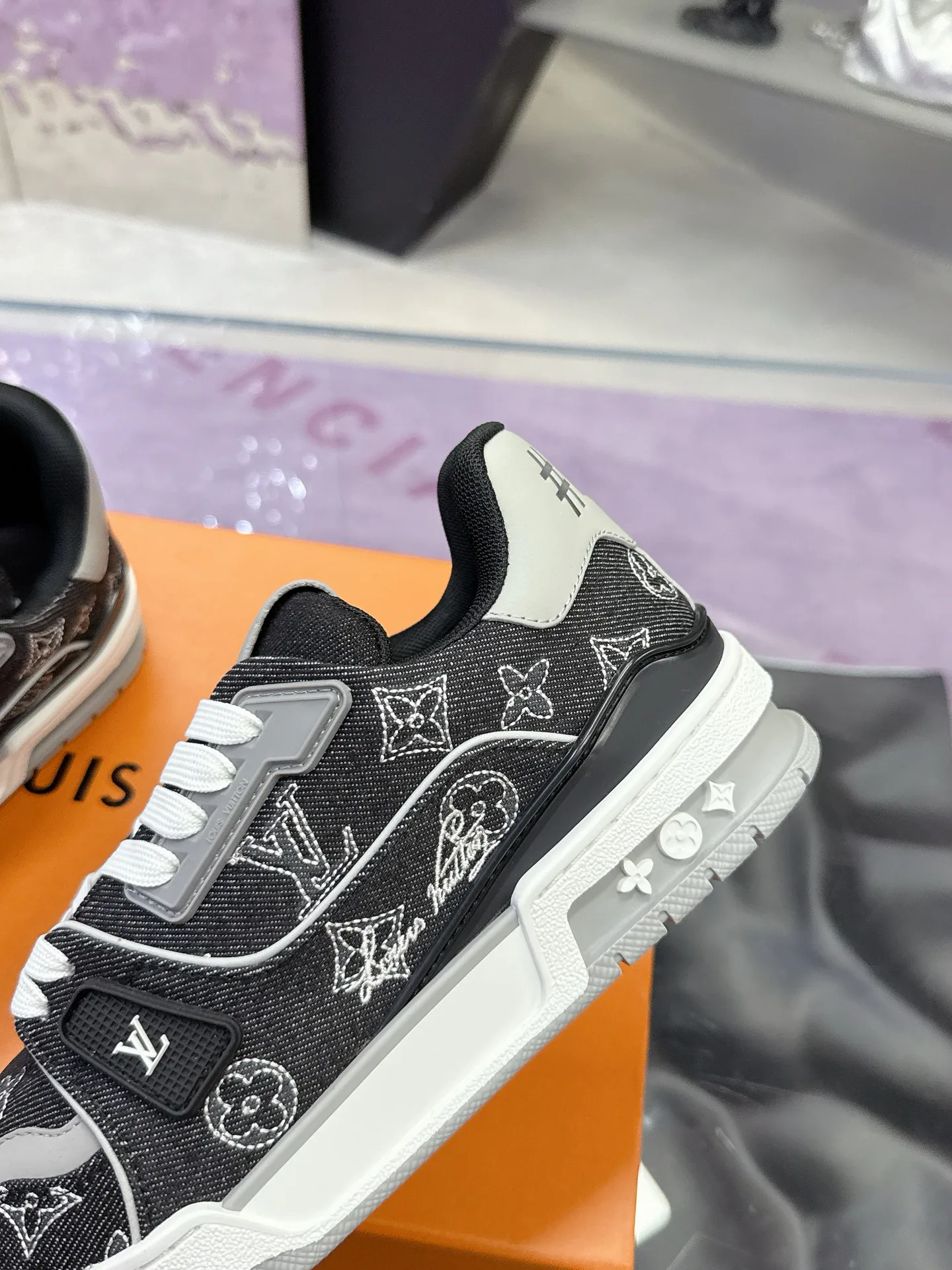 Кроссовки Женские Louis Vuitton 17930921