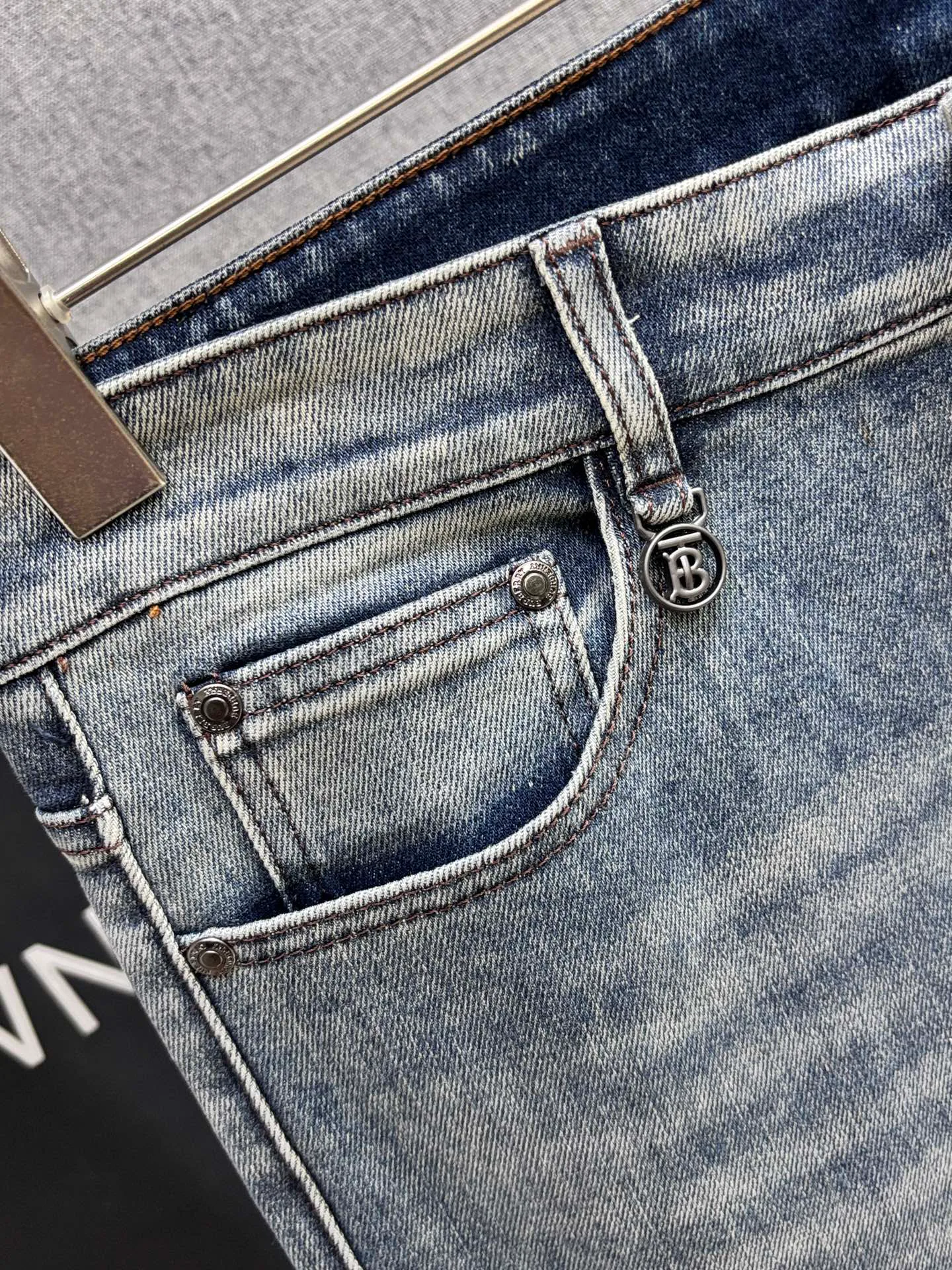 Джинсы Мужские Burberry 18097856