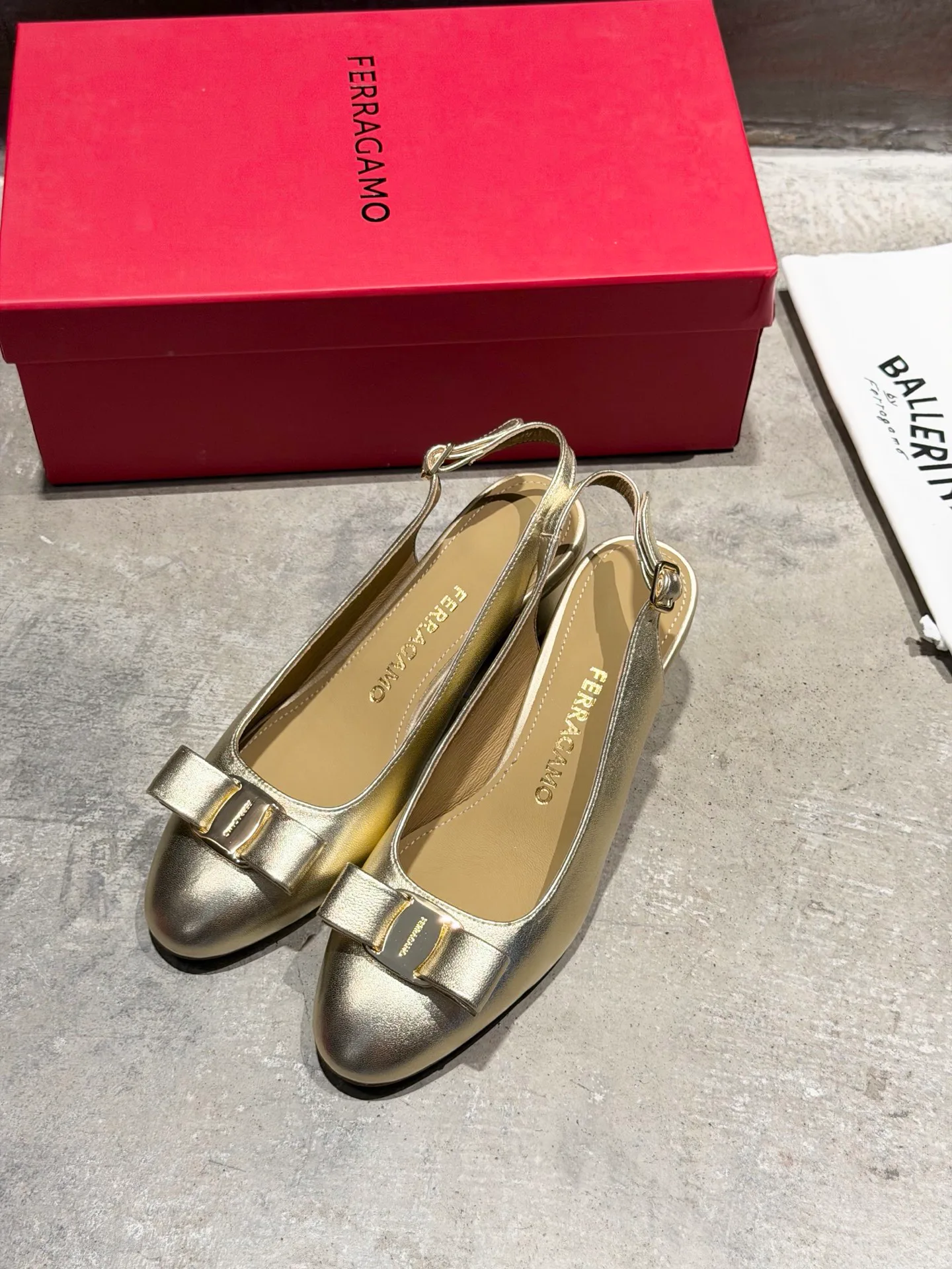 Туфли Женские Salvatore Ferragamo 13368380