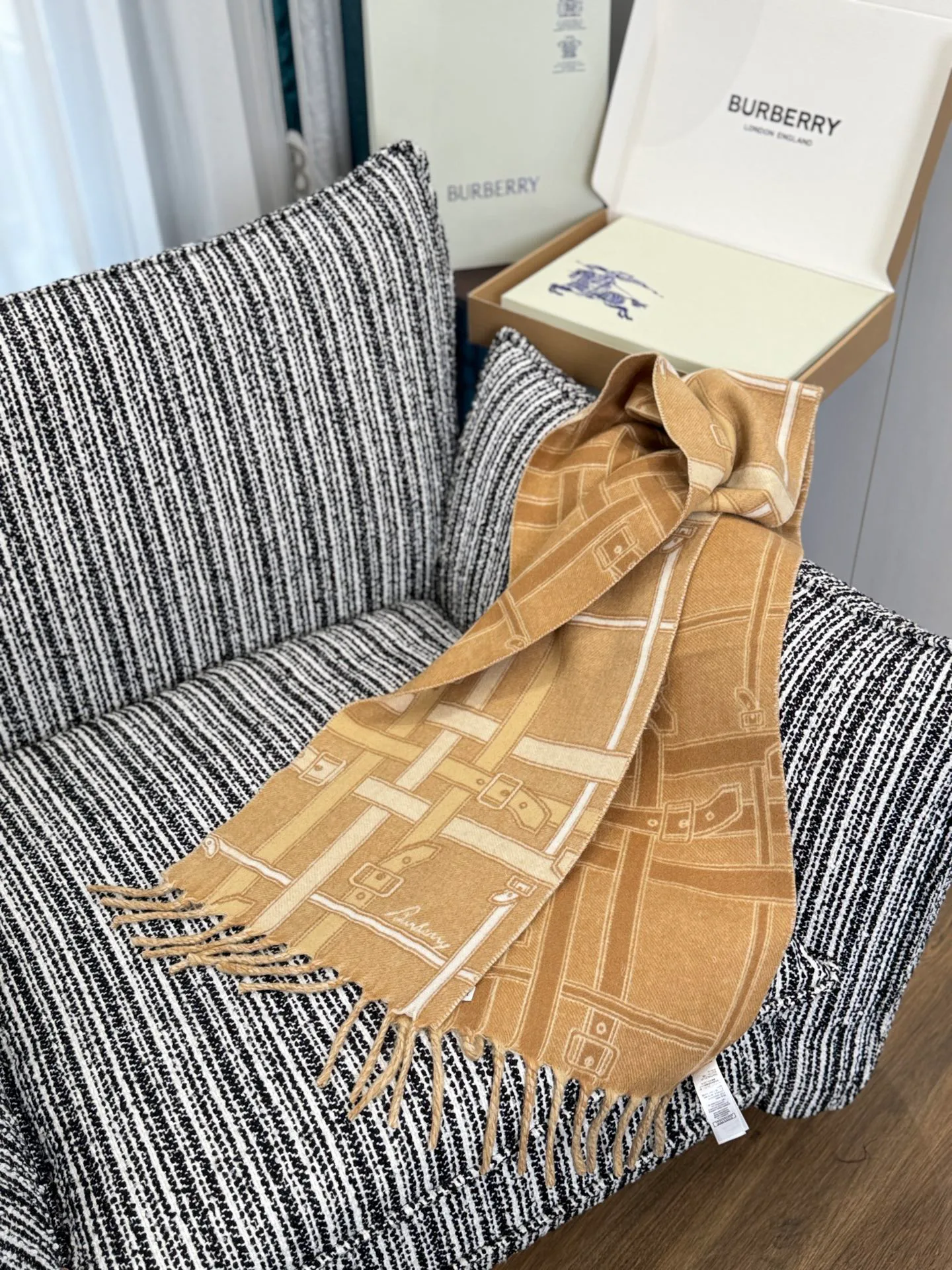 Шарфы Burberry 18523944