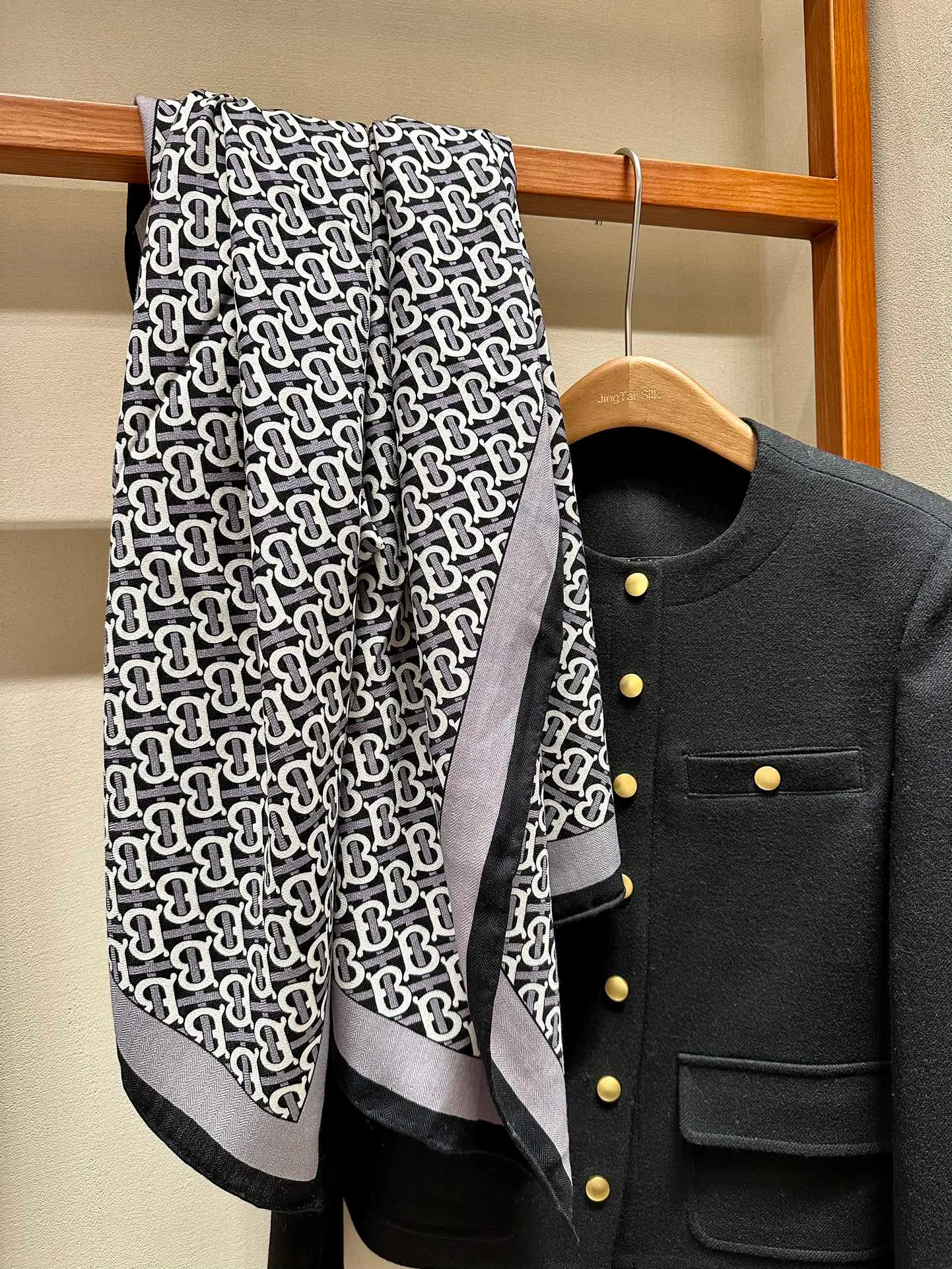 Шарфы Burberry 12644846