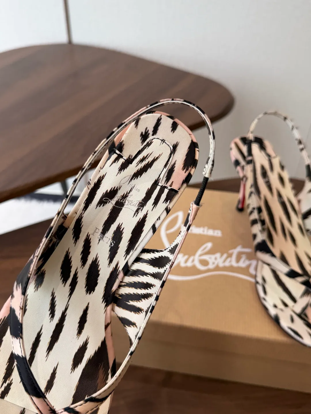 Босоножки Женские Christian Louboutin 18953295