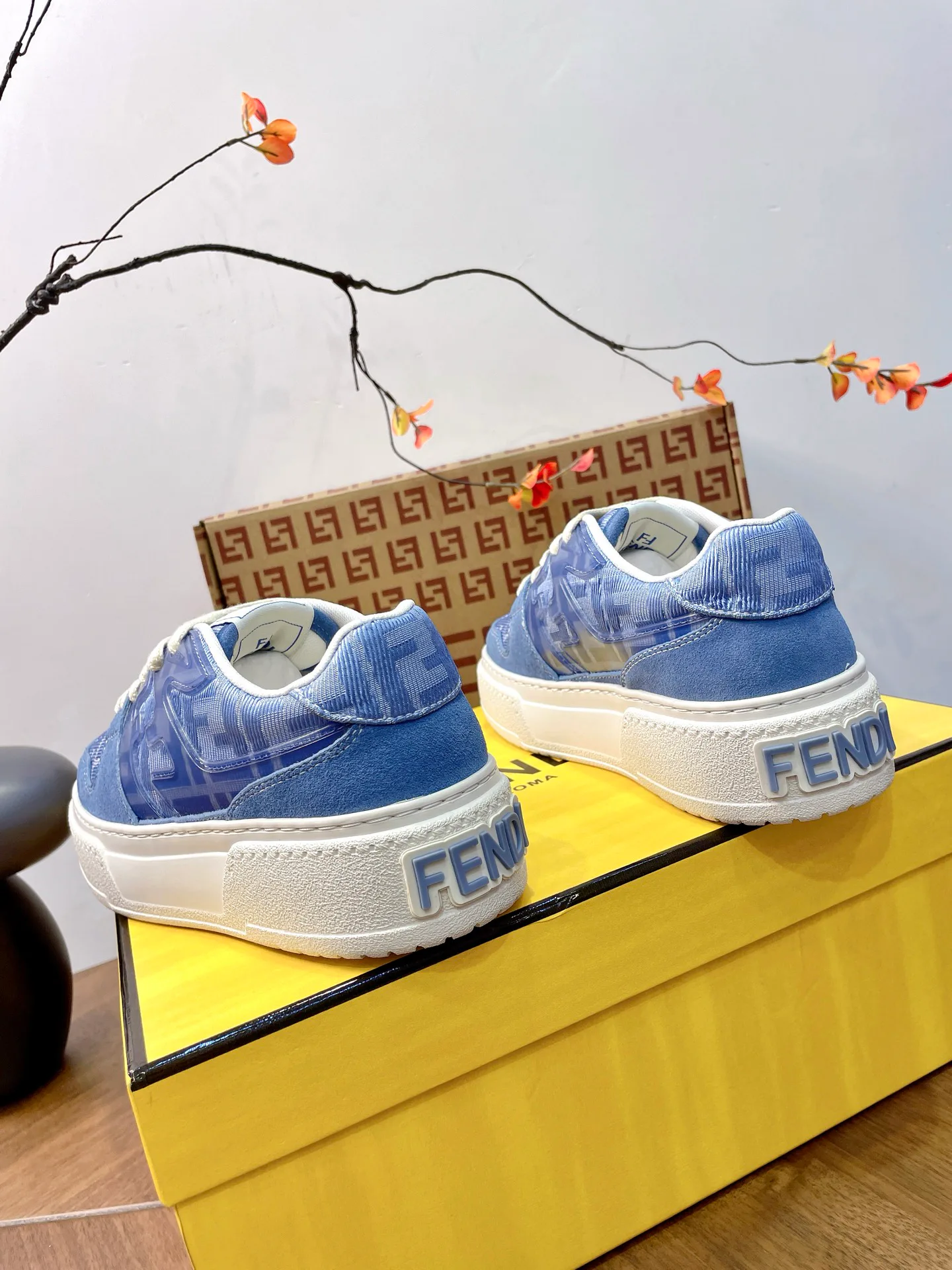 Кроссовки Женские Fendi 17957342