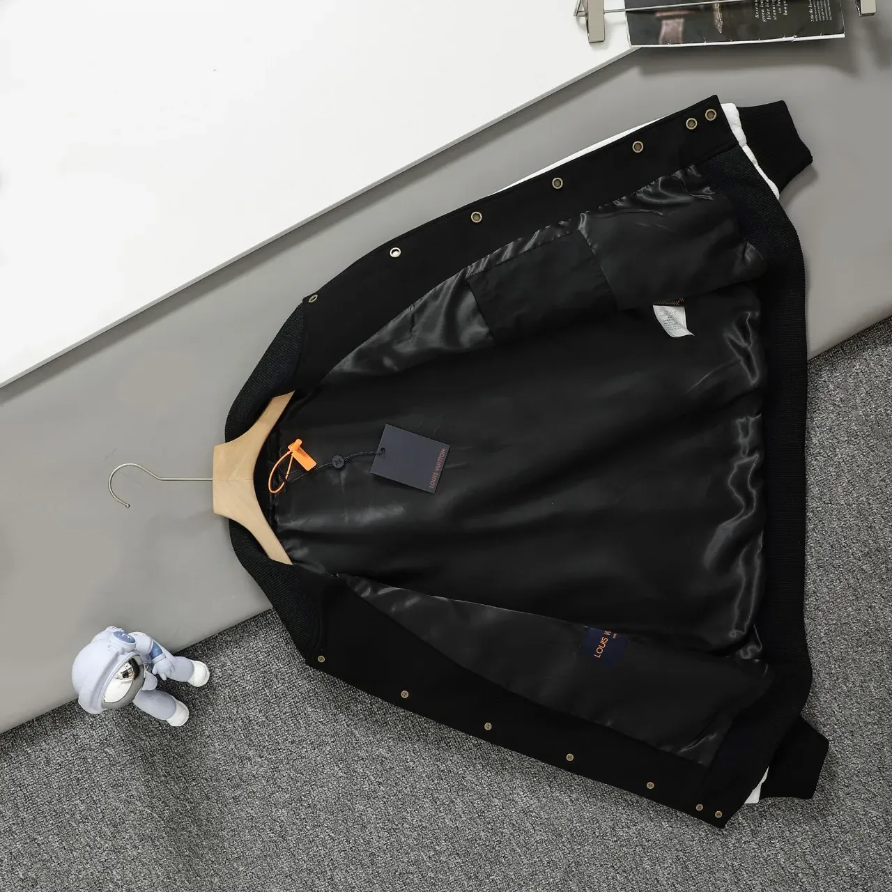 Куртки И Пуховики Женские Louis Vuitton 216409