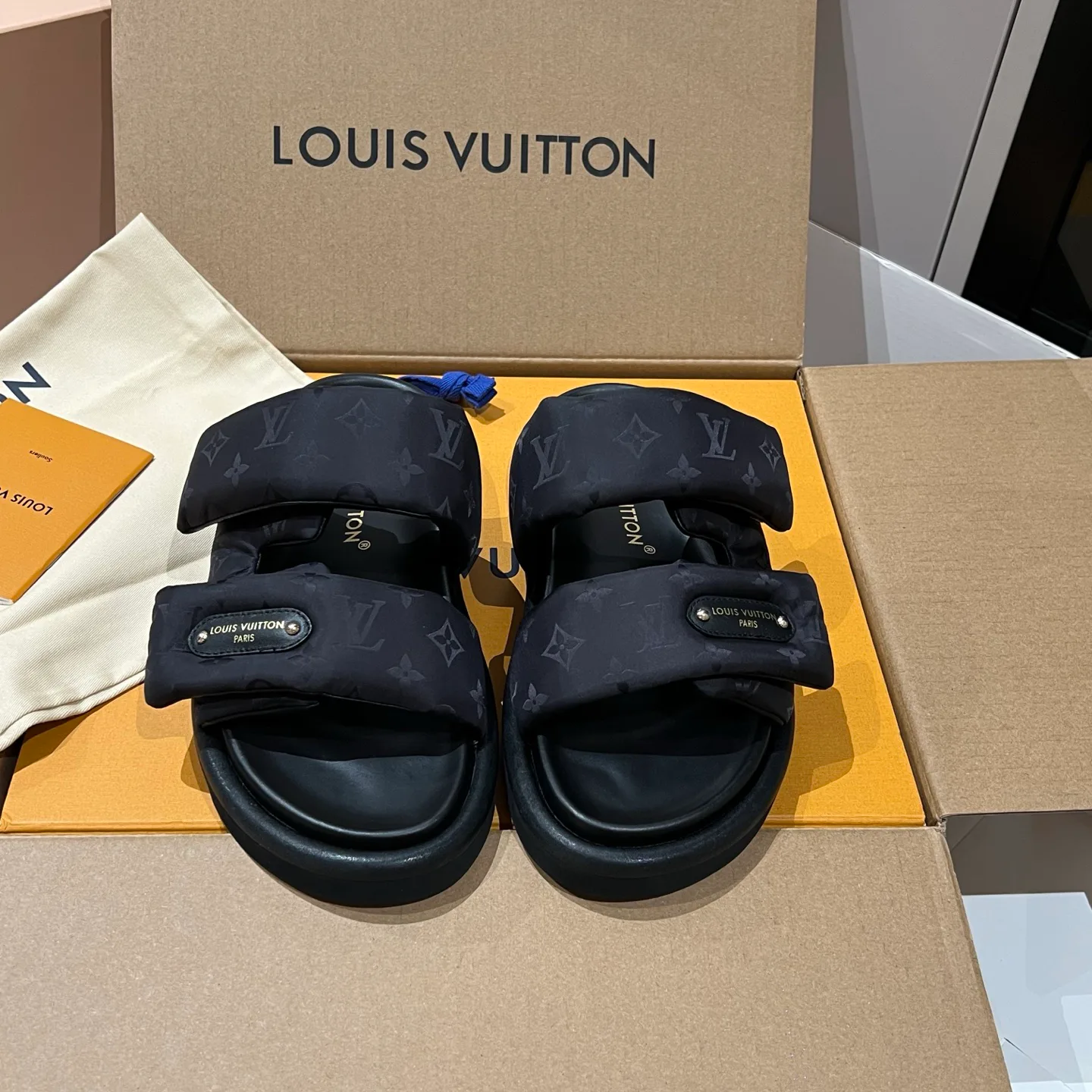 Шлепанцы Женские Louis Vuitton 17608439