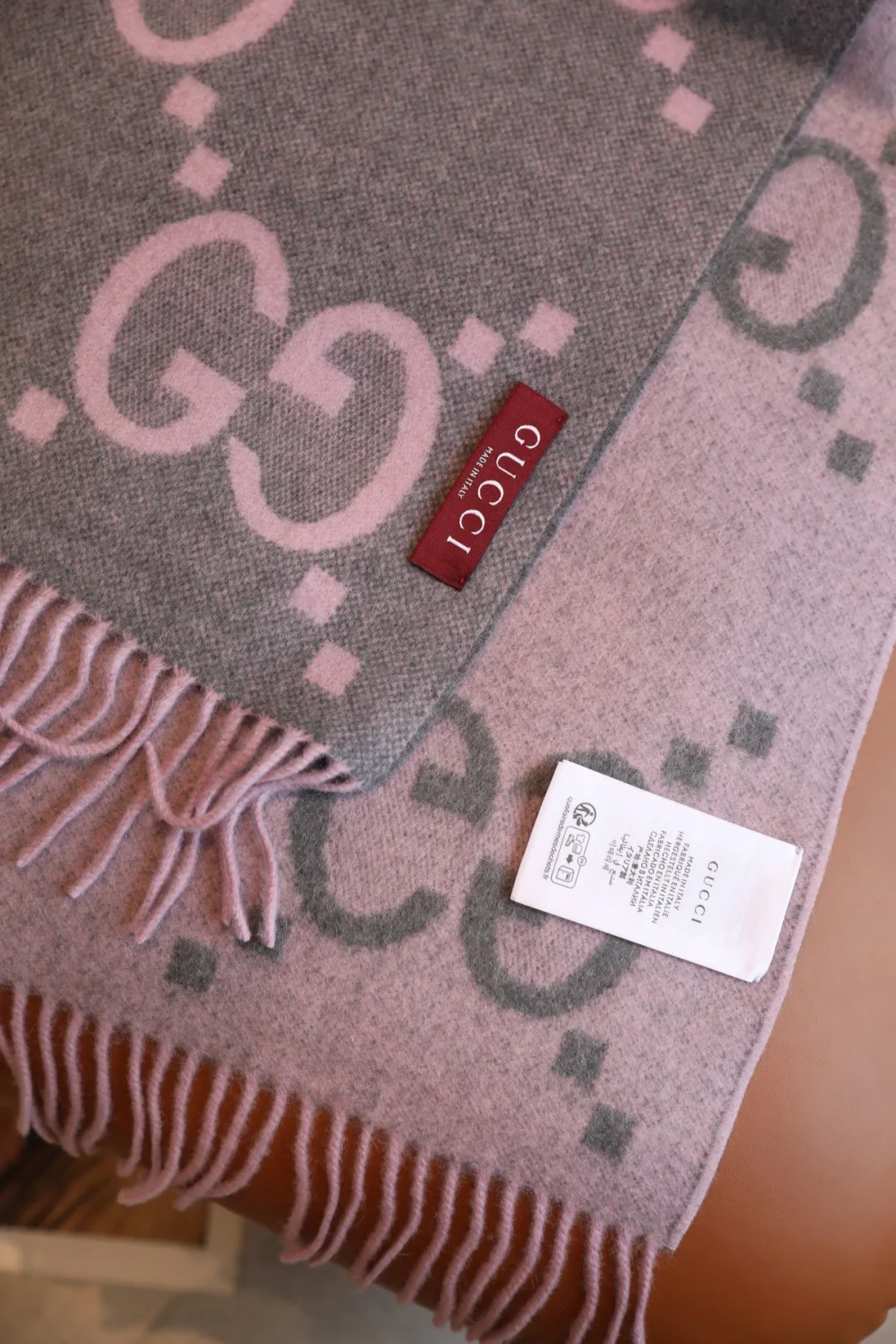 Шарфы Gucci 18265970