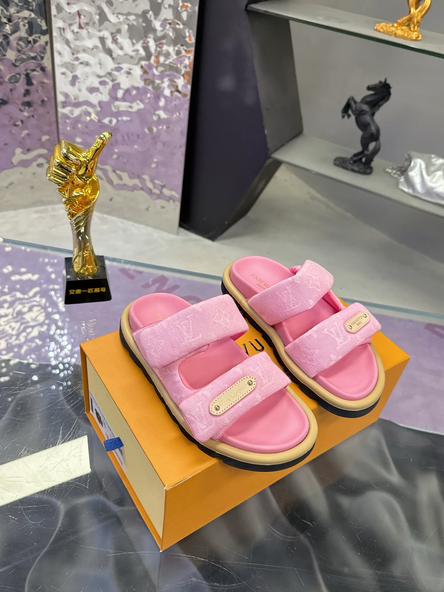 Шлепанцы Женские Louis Vuitton 17530465