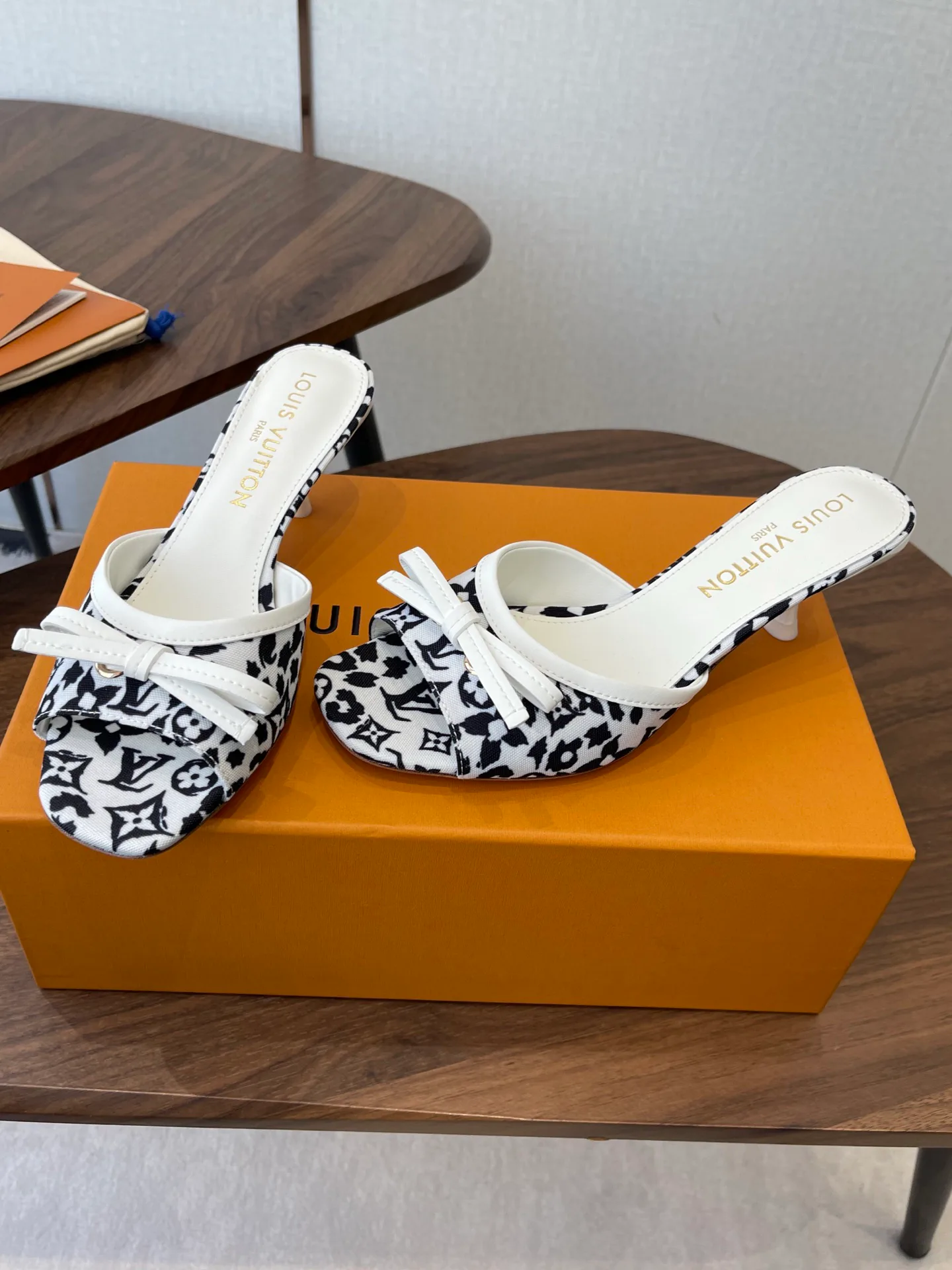 Босоножки Женские Louis Vuitton 12880770