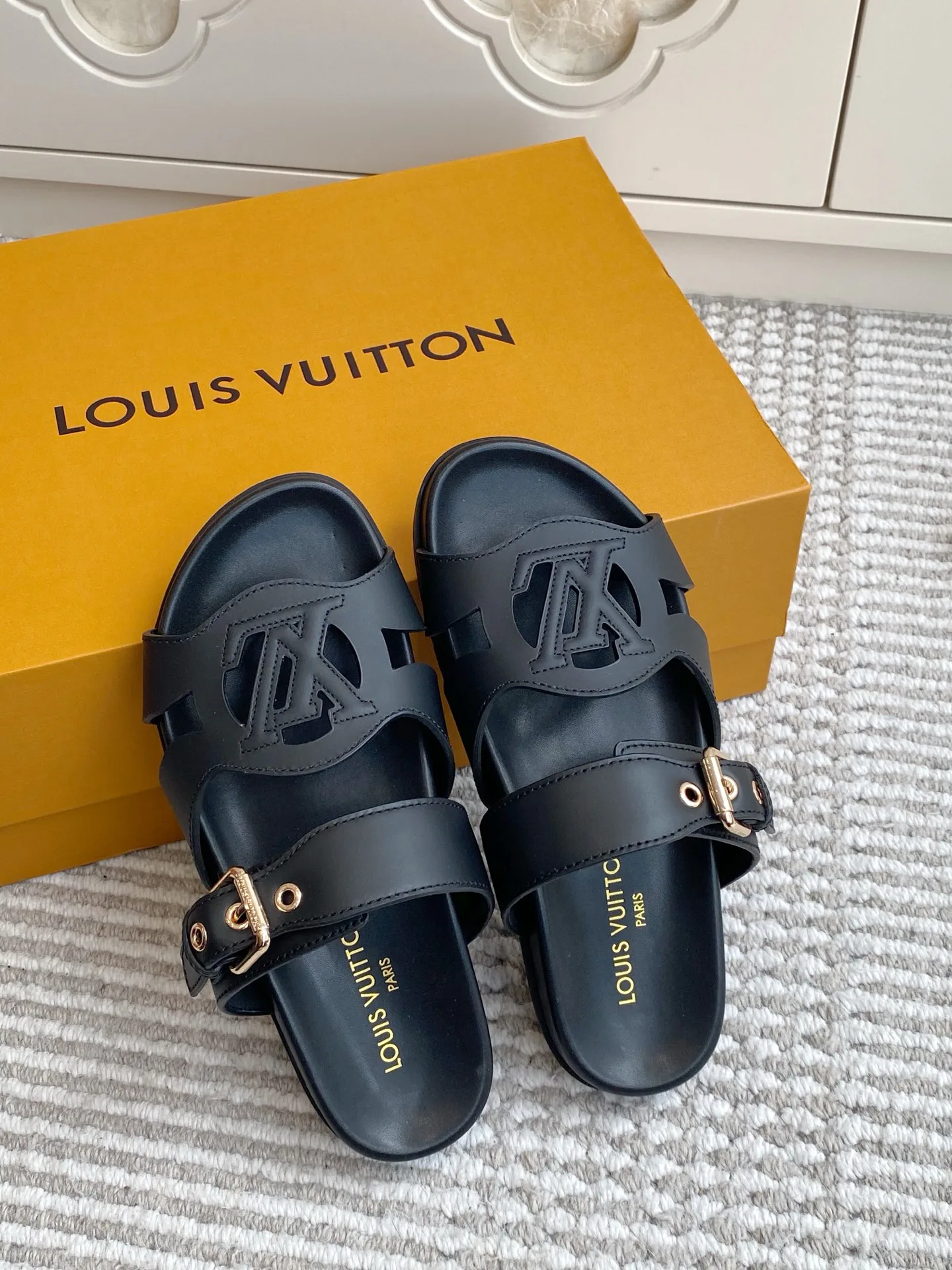 Шлепанцы Женские Louis Vuitton 17572158