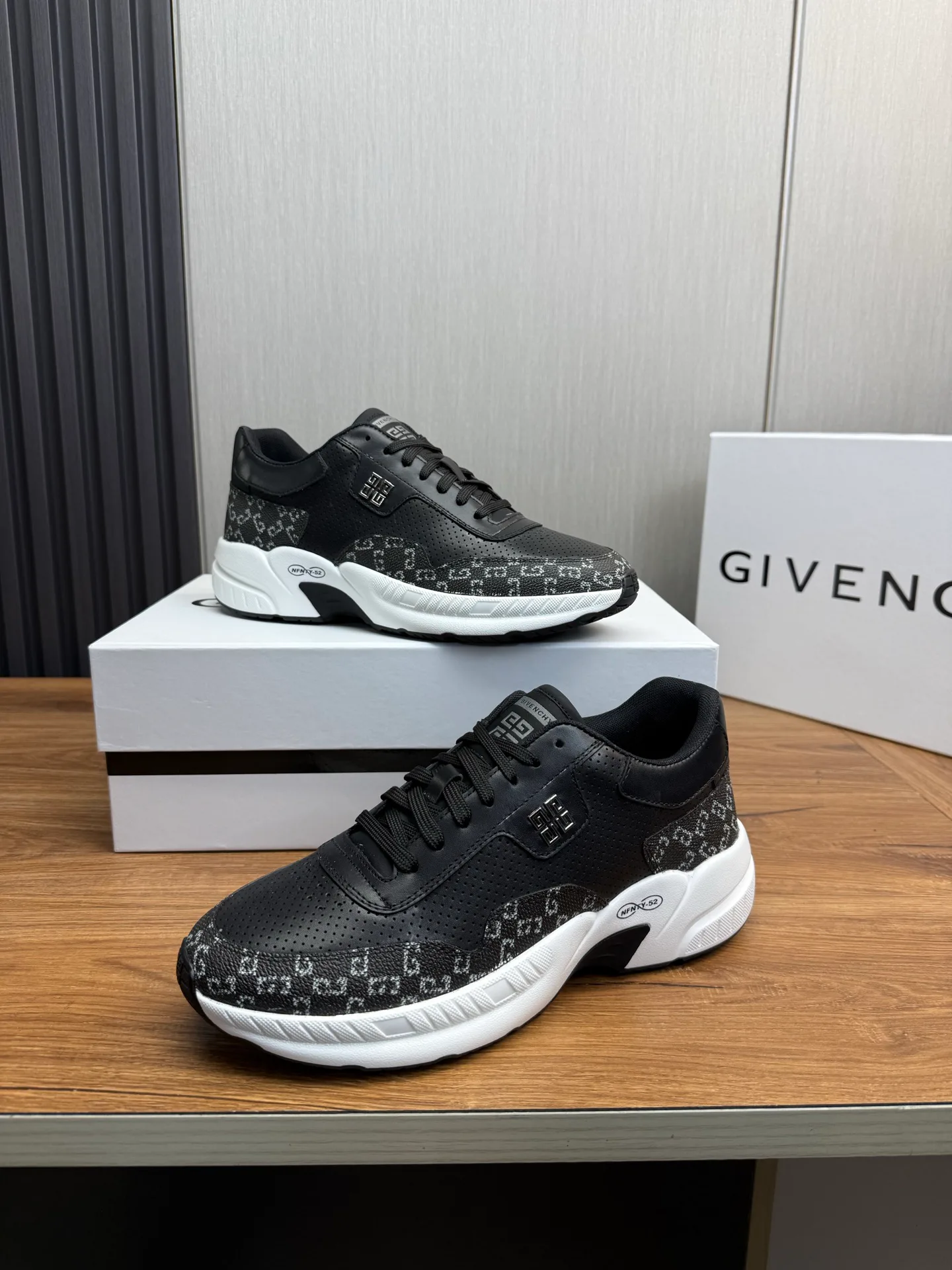 Кроссовки Мужские Givenchy 2380936