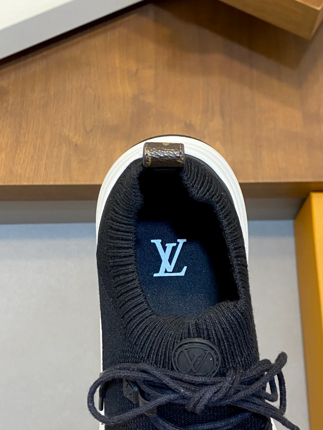 Кроссовки Женские Louis Vuitton 18749227