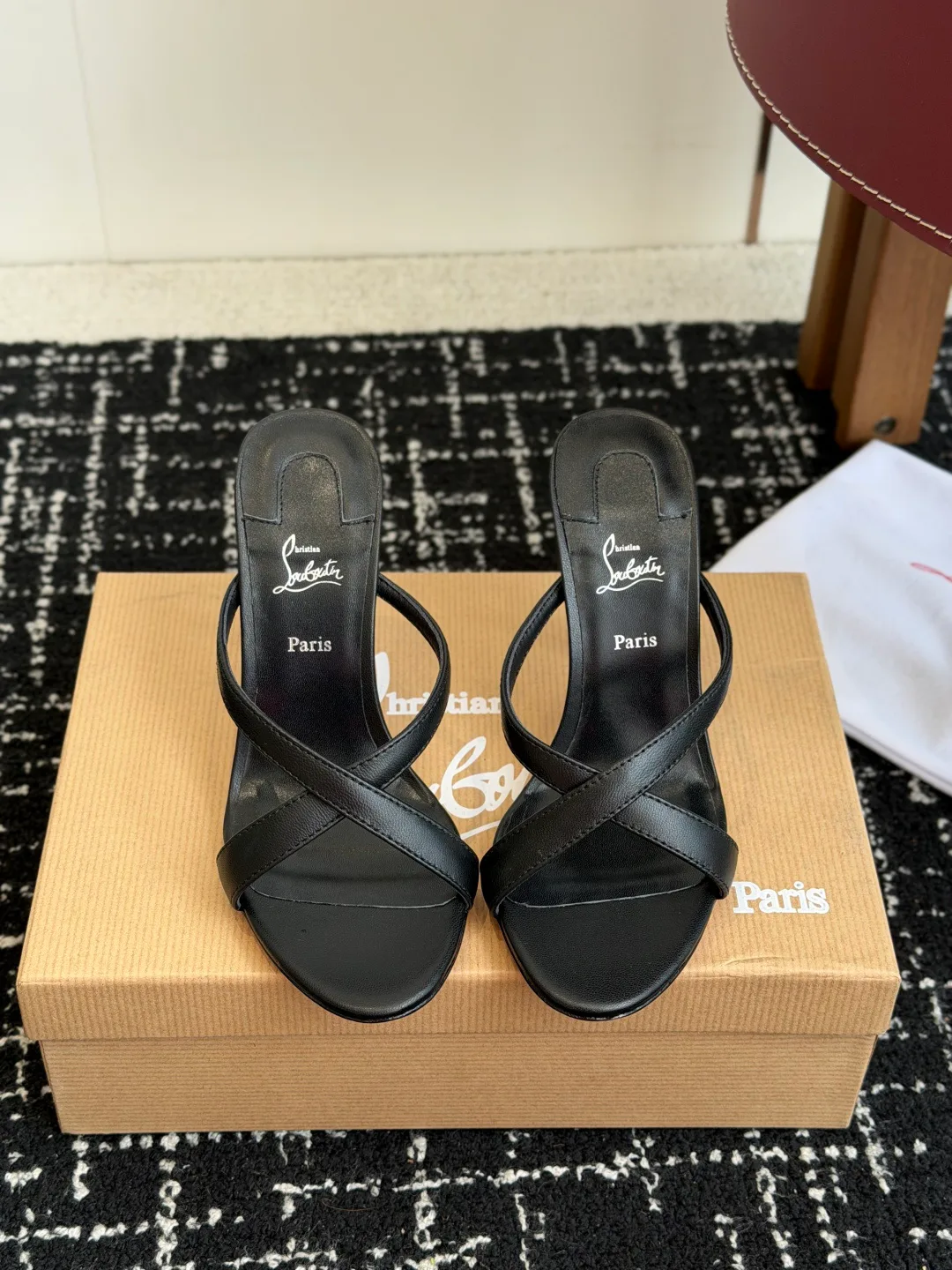 Босоножки Женские Christian Louboutin 17936548